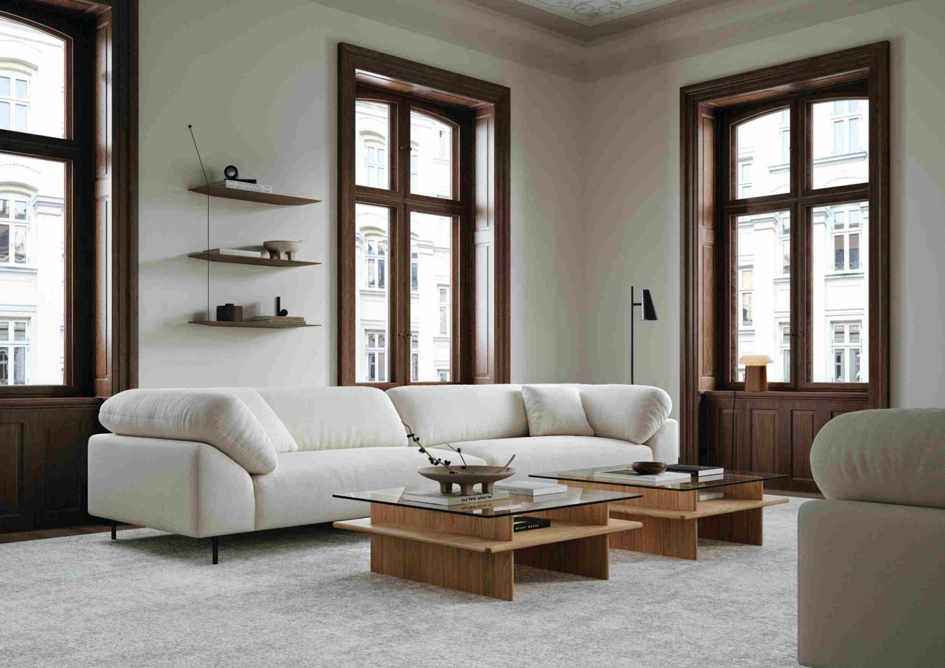 Wohnzimmer mit weißem Sofa und zwei Woud Couchtischen Parallel Coffee Table aus Holz und Glas.