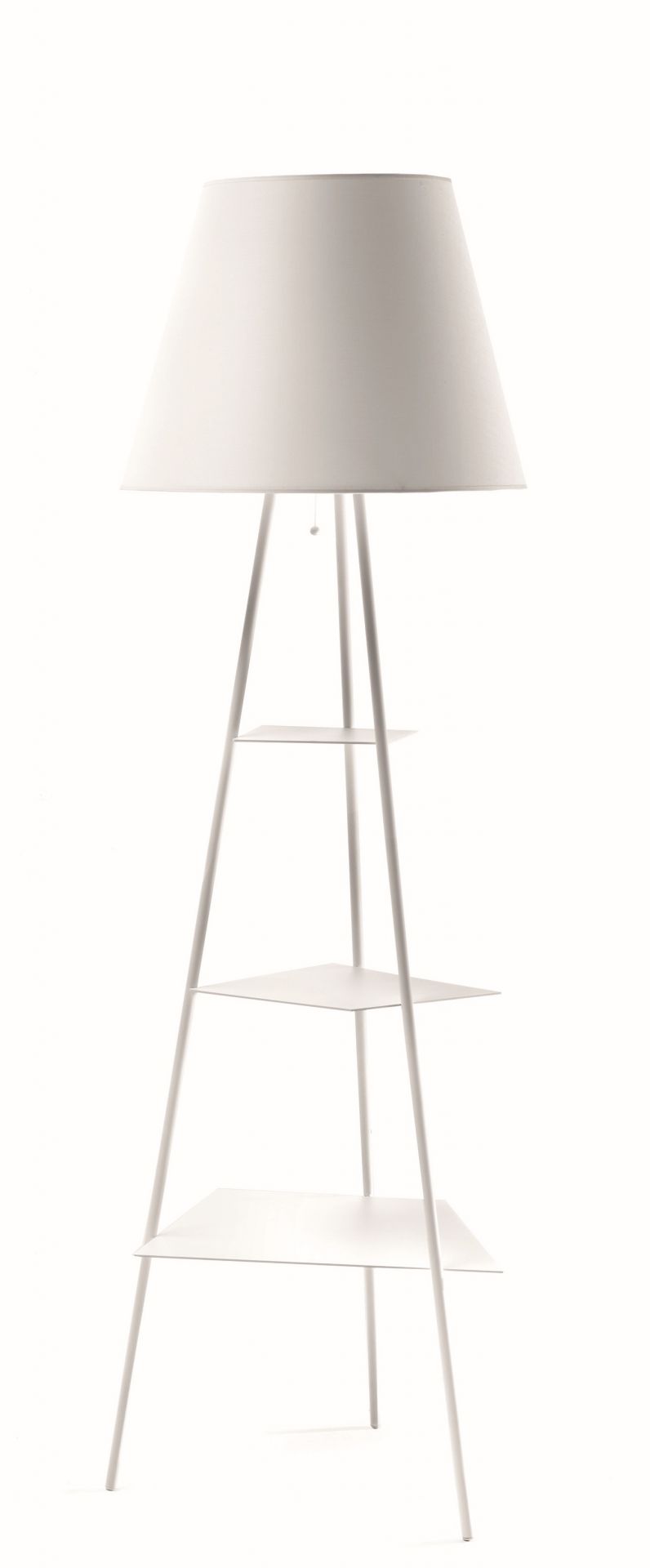 Weiße Tribeca Stehlampe von Mogg mit Lampenschirm und drei quadratischen Ablageflächen, modernes Design.