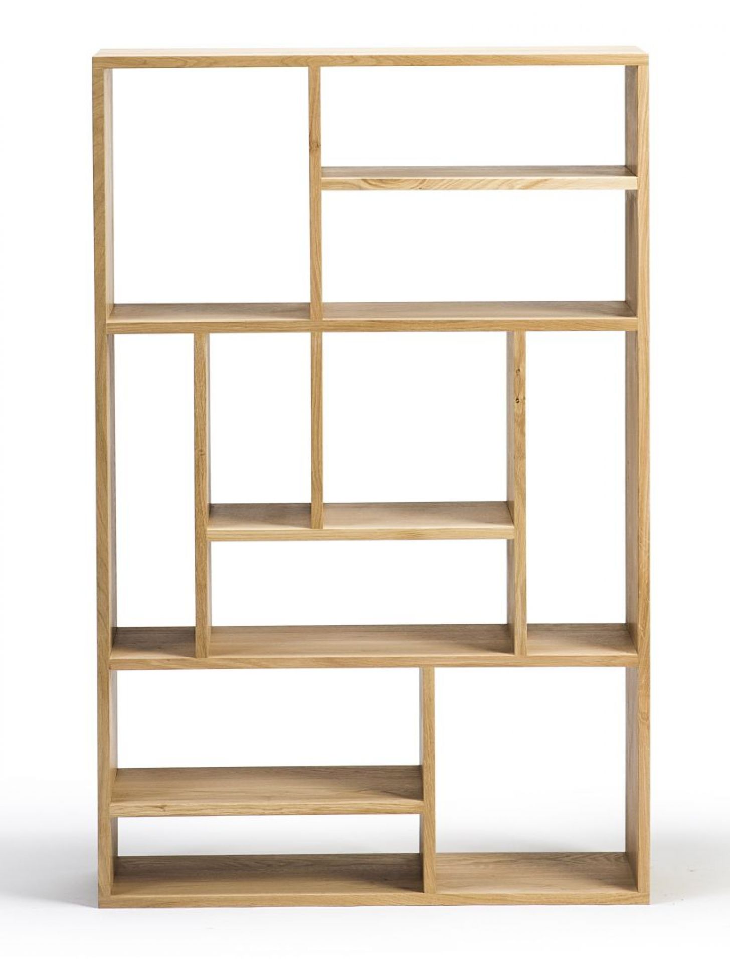 Ethnicraft M Regal aus Eiche: Modernes Bücherregal mit asymmetrischen Fächern für Wohnzimmer und Büro.