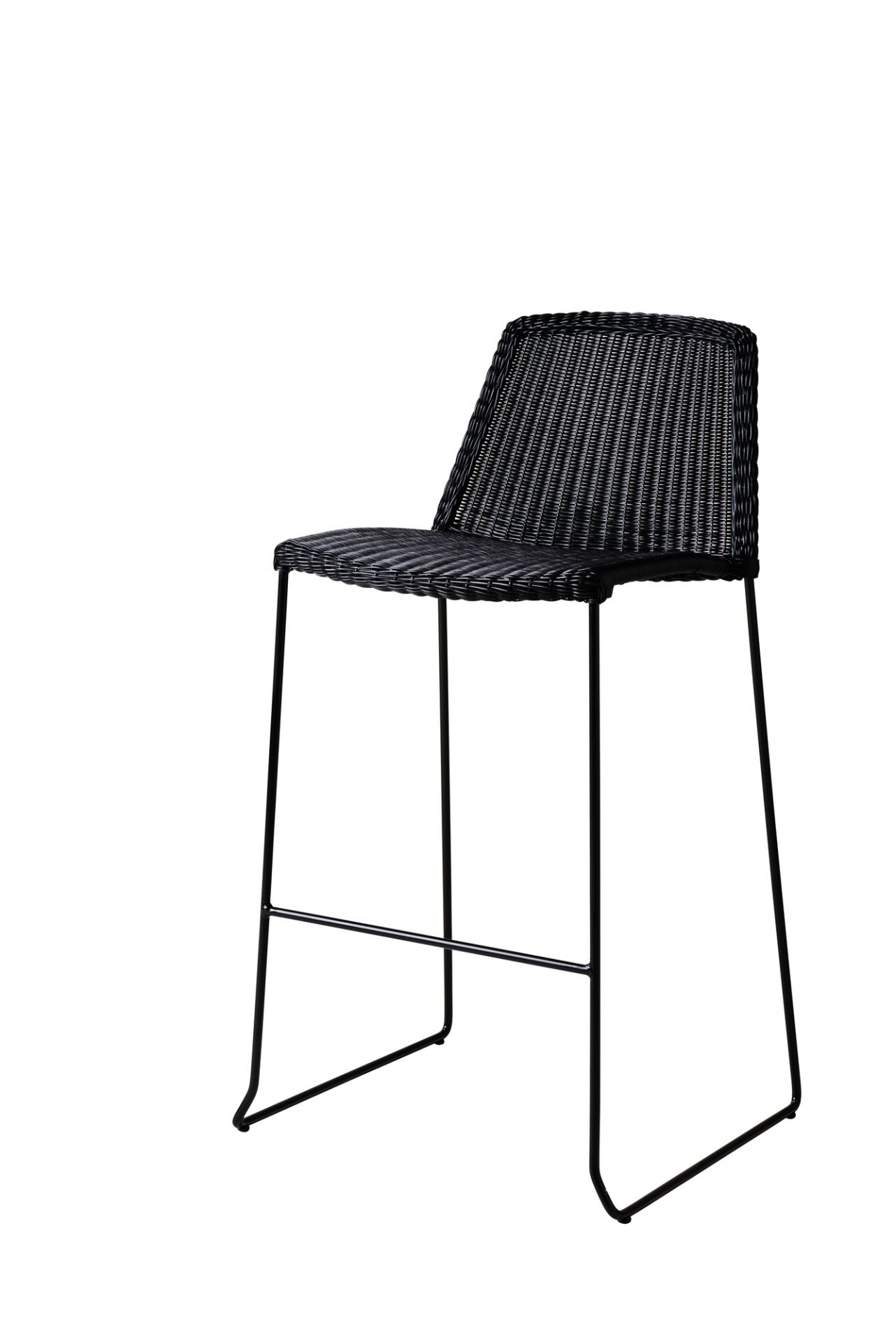 Schwarzer Cane-Line Barhocker der Breeze Kollektion mit geflochtener Sitzfläche und Rückenlehne.