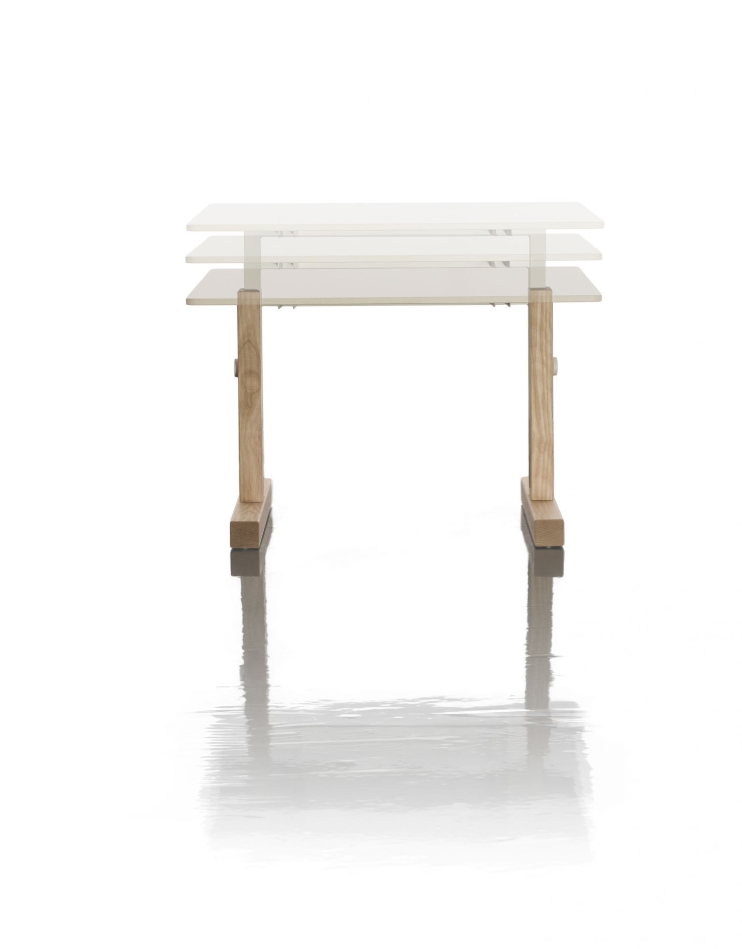 Magis Little Big Table Kindertisch, höhenverstellbar, mit Holzbeinen und weißer Tischplatte.