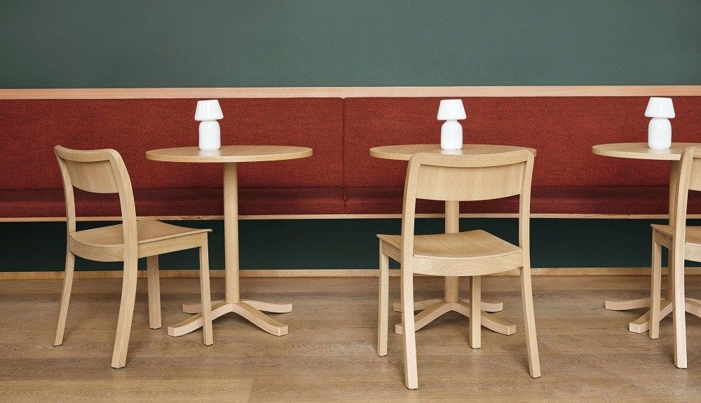 Heller Holztisch, Pastis Table von Hay, runder Eichentisch Ø90 mit Stühlen und Lampe.