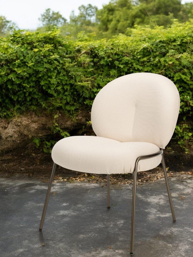 Nana Outdoor Stuhl von Freifrau Manufaktur: Moderner Gartenstuhl mit beigem Stoffbezug und Metallbeinen.