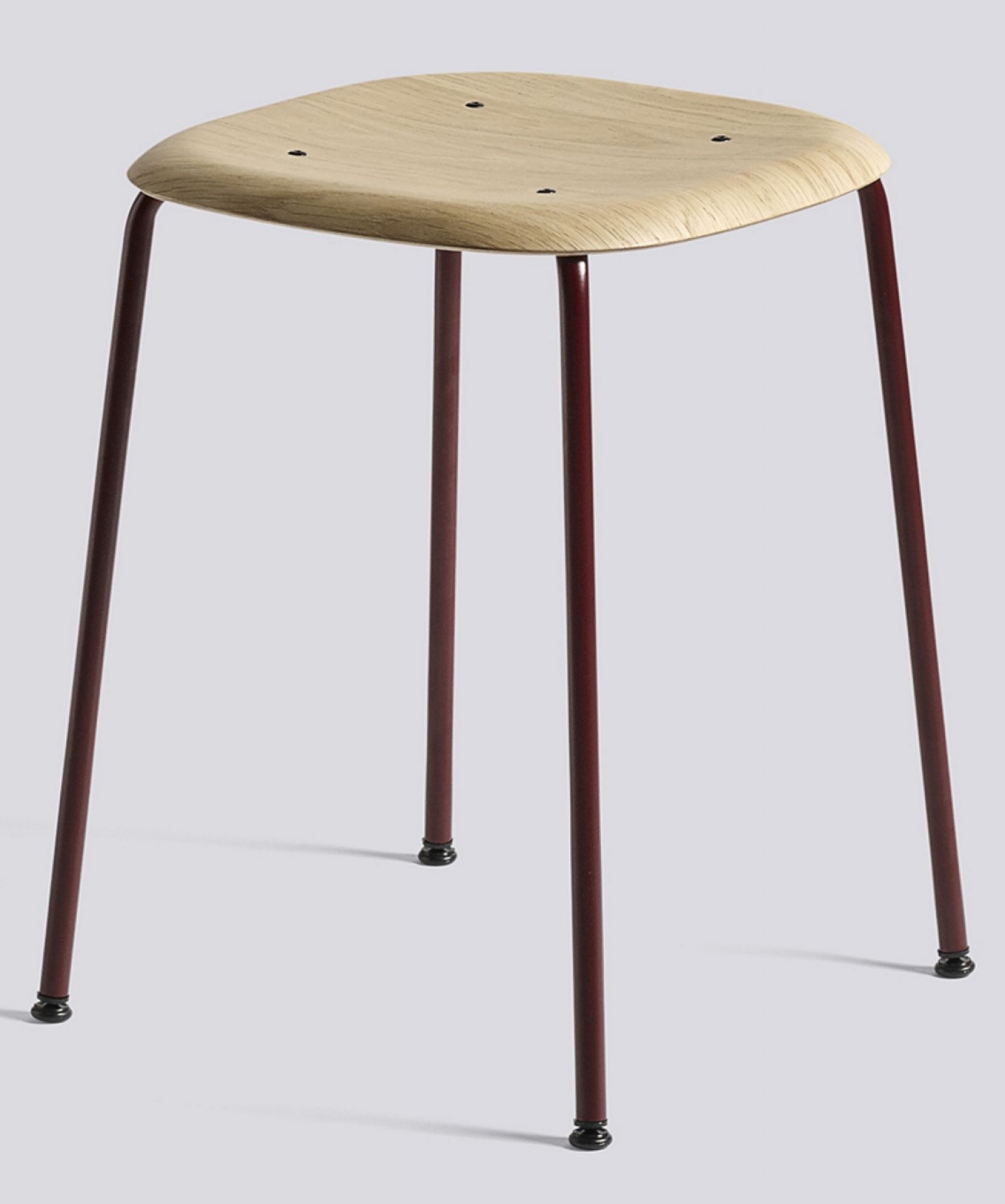 Hay Soft Edge 70 Hocker mit hellem Holz Sitz und burgunderroten Metallbeinen.