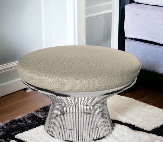Platner Ottoman von Knoll International mit beigem Polster und verchromtem Drahtgestell. Moderner Hocker für Wohnzimmer.