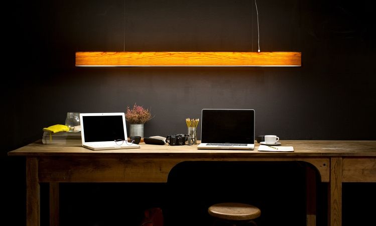 I-Club Pendelleuchte von LZF Lamps in Kirsche über einem Schreibtisch mit Laptops.