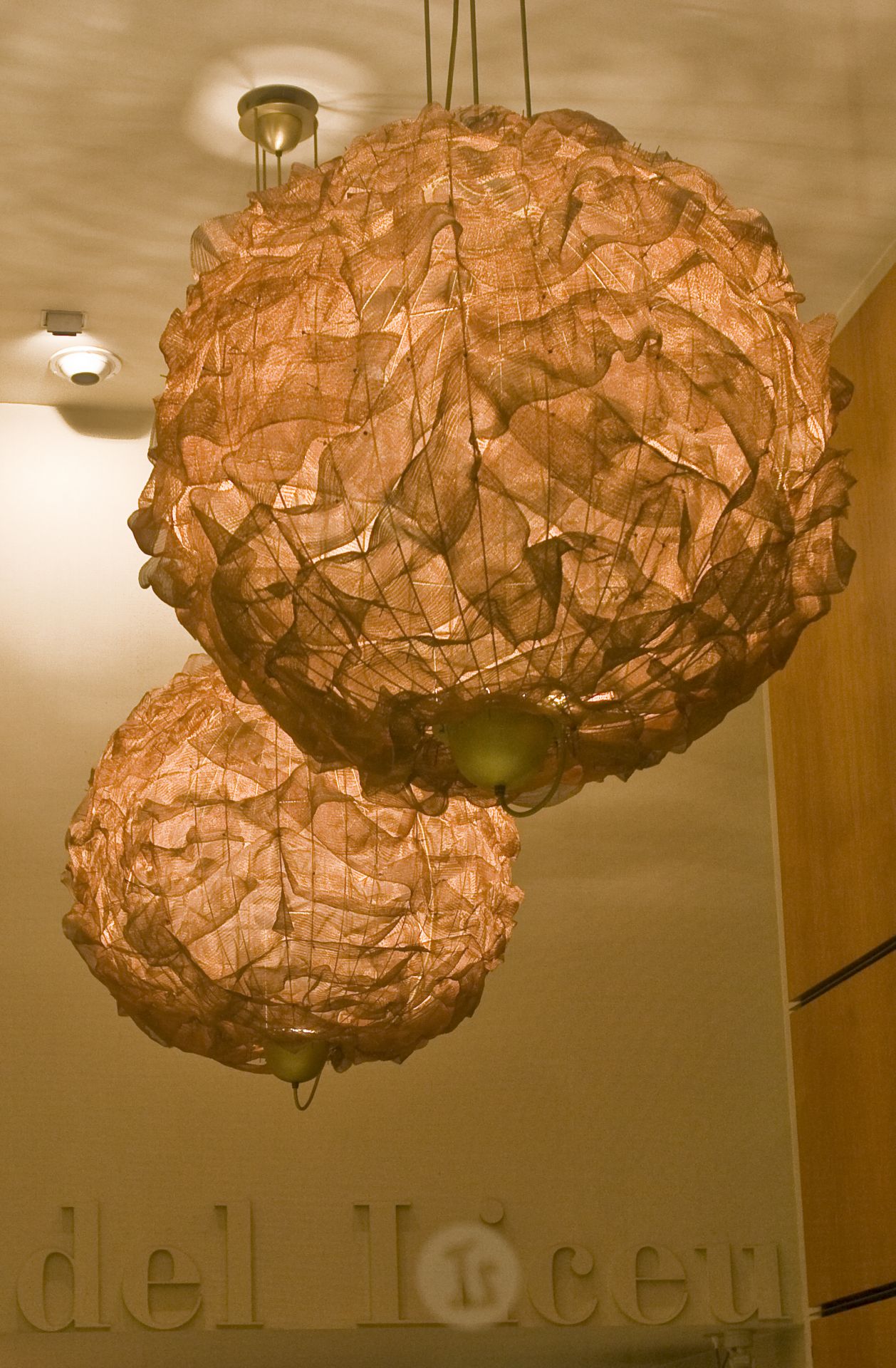 Zwei Liceo Pendelleuchten von Santa & Cole, organisch geformte Hängeleuchten in warmem Licht.