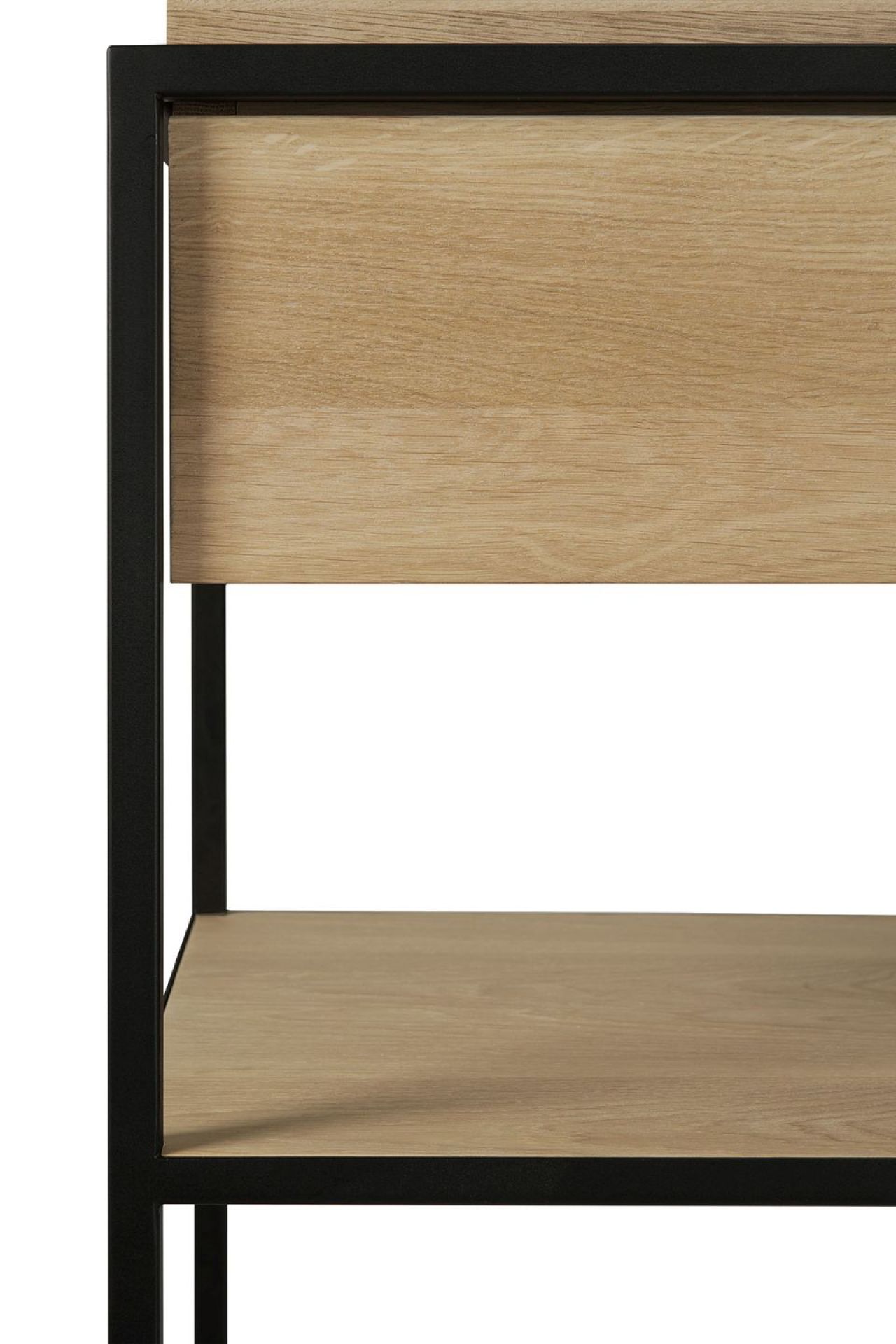 Detailaufnahme der Ethnicraft Monolit Konsole aus Eiche mit schwarzem Metallgestell und Ablageflächen.