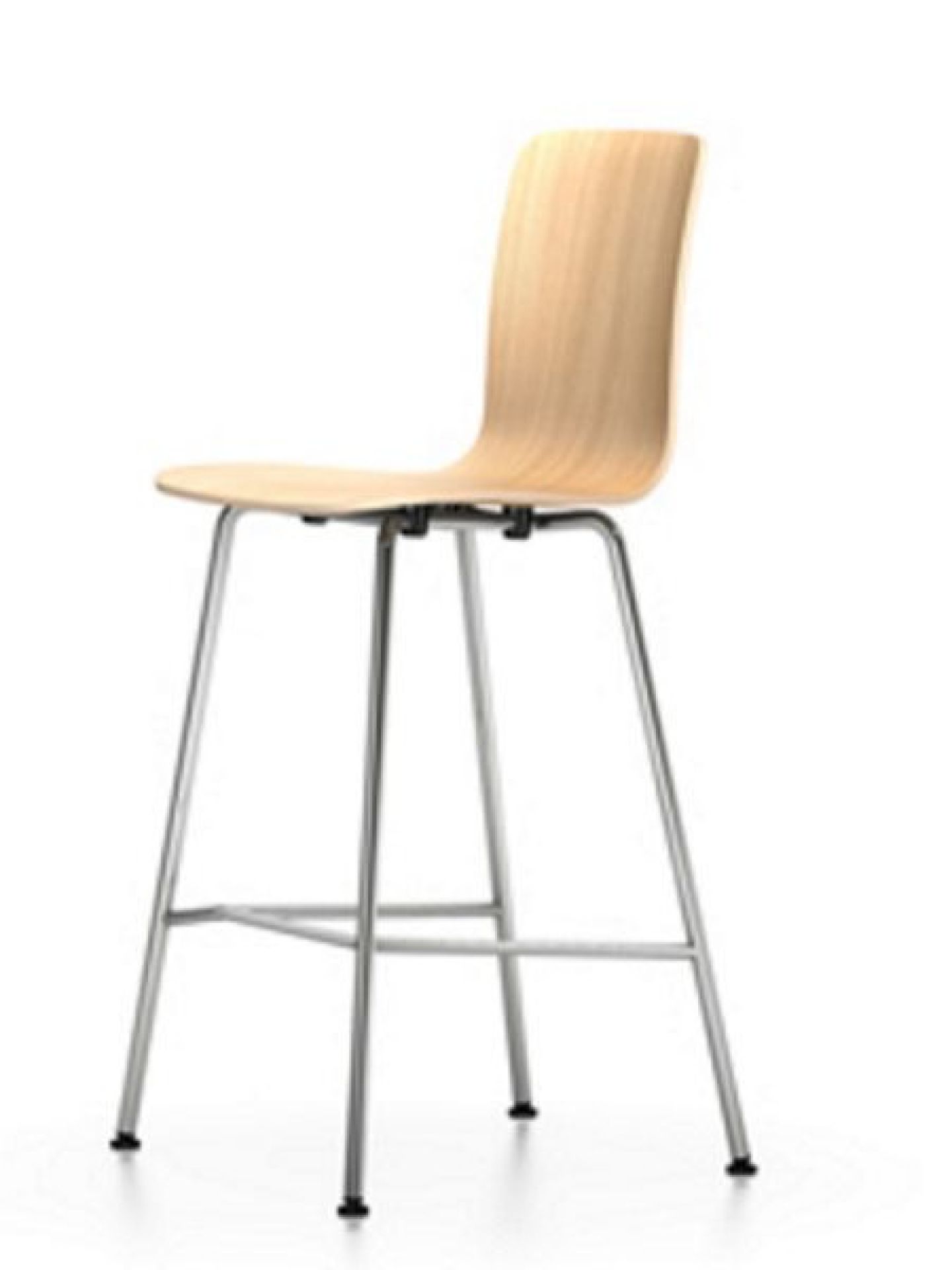 Vitra Hal Ply Stool Medium Barhocker mit hellem Holz und verchromtem Gestell.