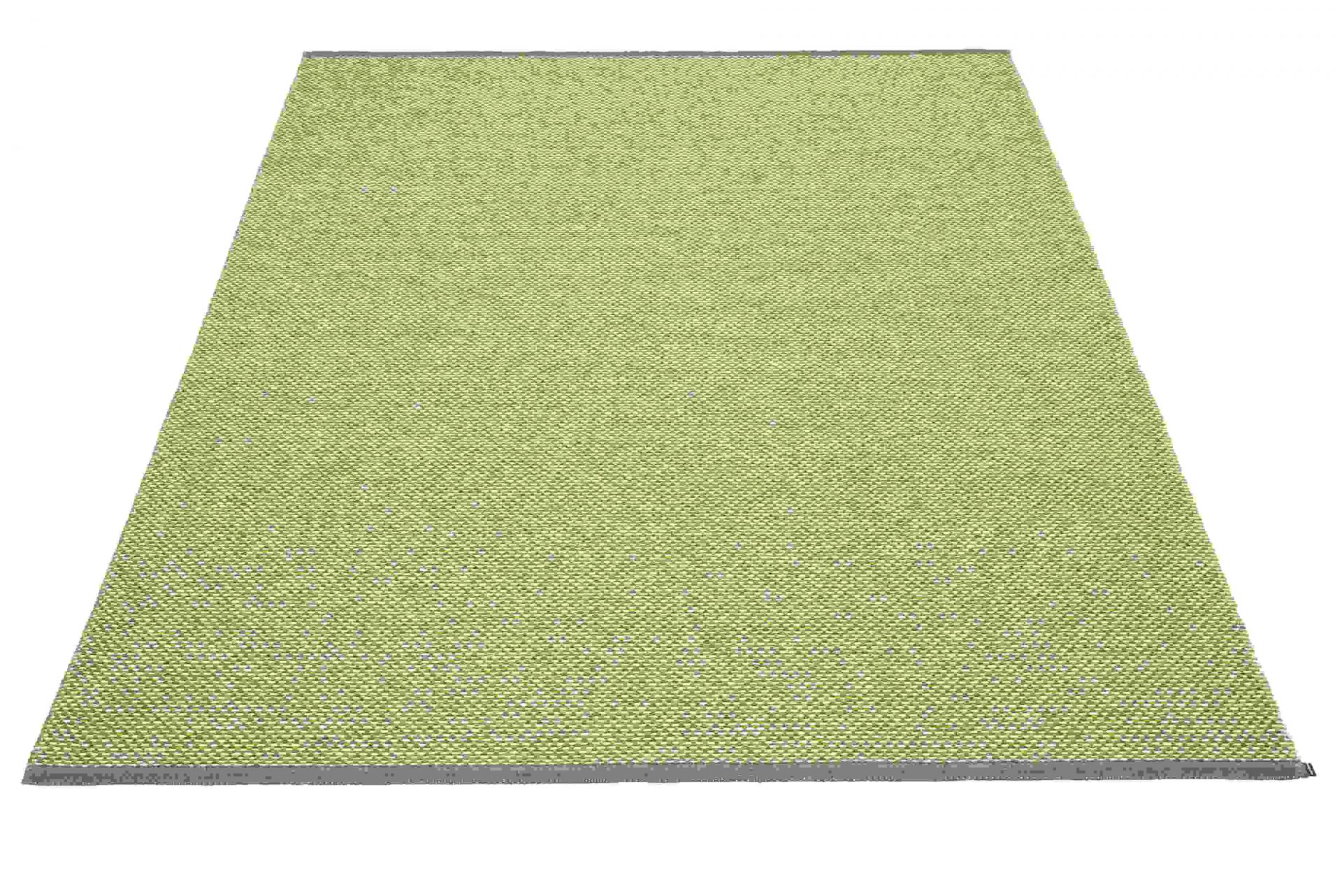 Effi Kunststoffteppich von Pappelina in Apfelgrün, Größe 230x320 cm, für Innen und Außen.