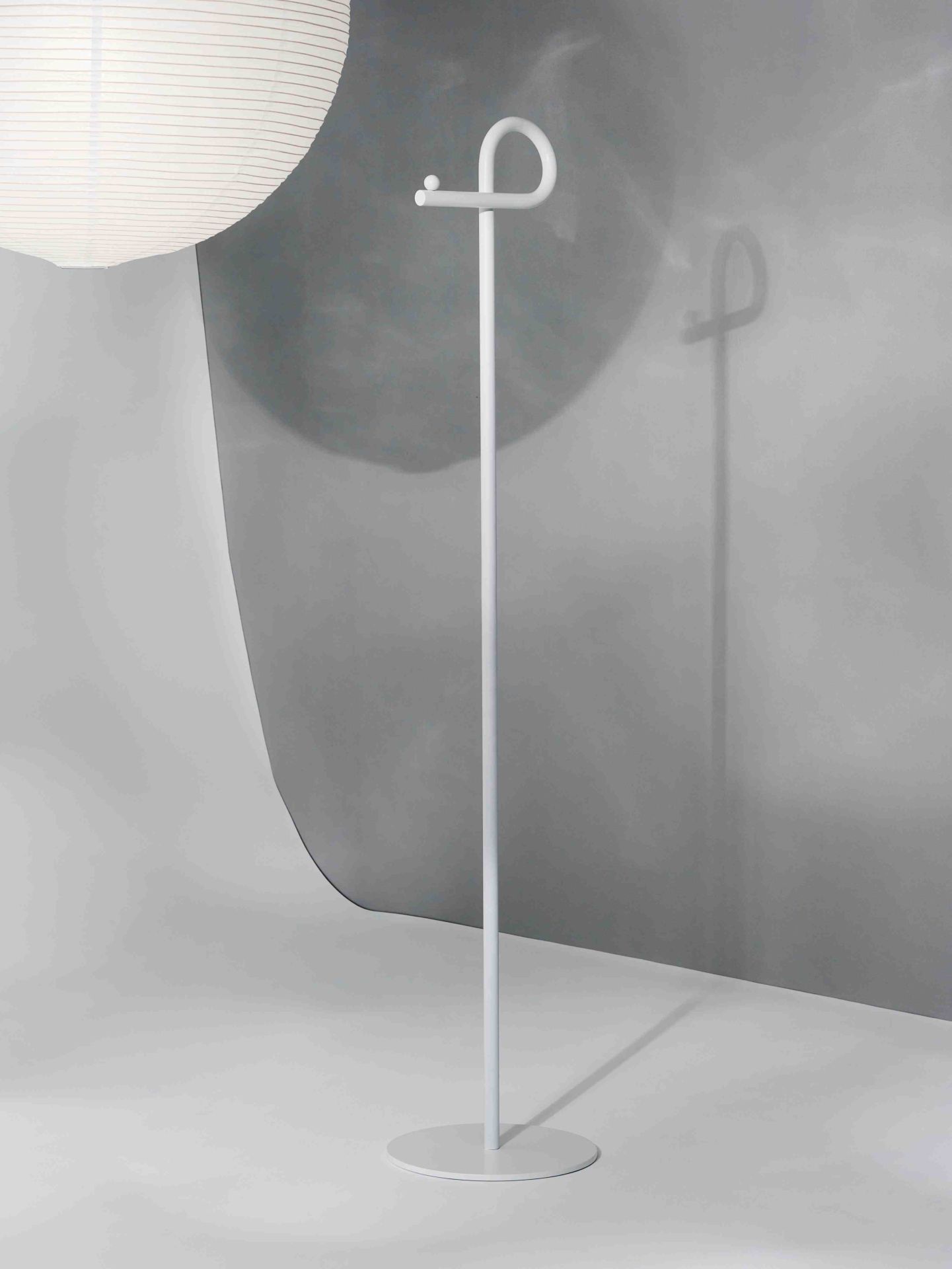 Weißer Slinga Garderobenständer von Schönbuch, minimalistisches Design für Flur und Eingangsbereich.