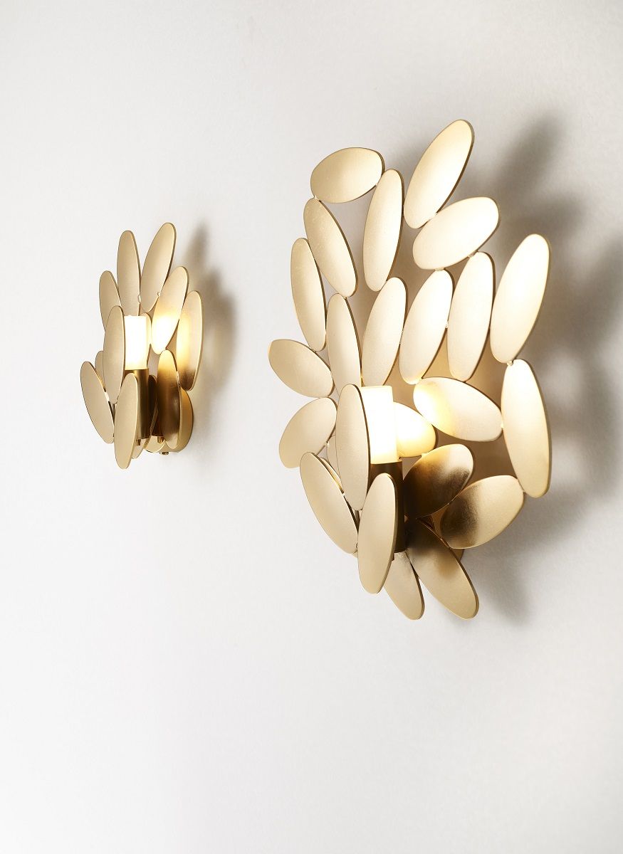 Zwei goldene Foliae Wandleuchten von Opinion Ciatti an einer weißen Wand.