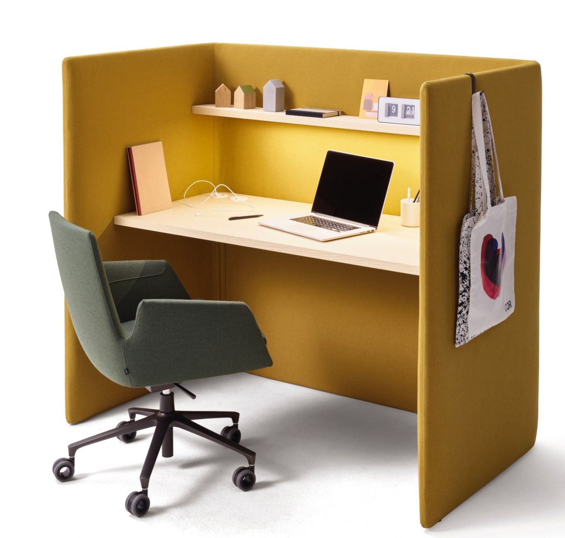 Cor Floater Schreibtisch mit gelben Akustikwänden, Laptop, Regal und grünem Bürostuhl für konzentriertes Arbeiten.