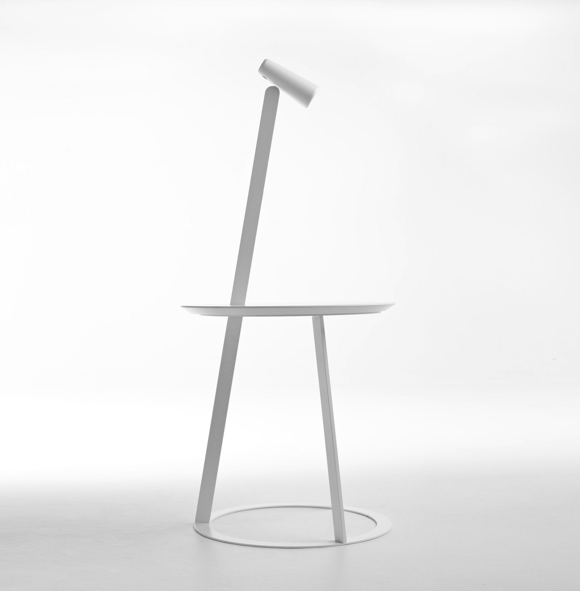 Weißer Albino Torcia Beistelltisch von Casamania Horm: Moderner, minimalistischer Tisch mit integrierter Lampe.