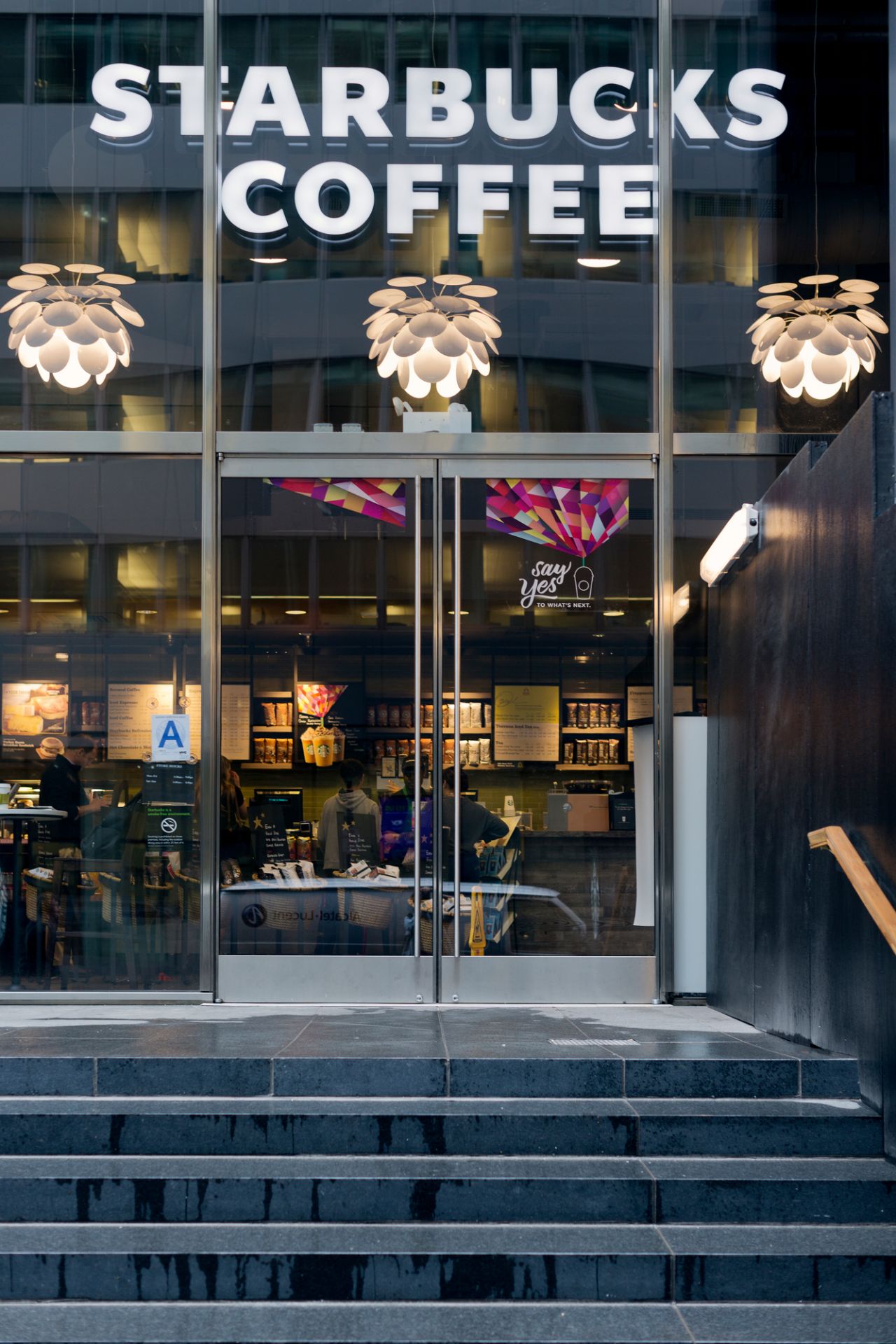 Discocó Pendelleuchte in Beige matt: Detailaufnahme der Designlampe mit dekorativen Lichtelementen.