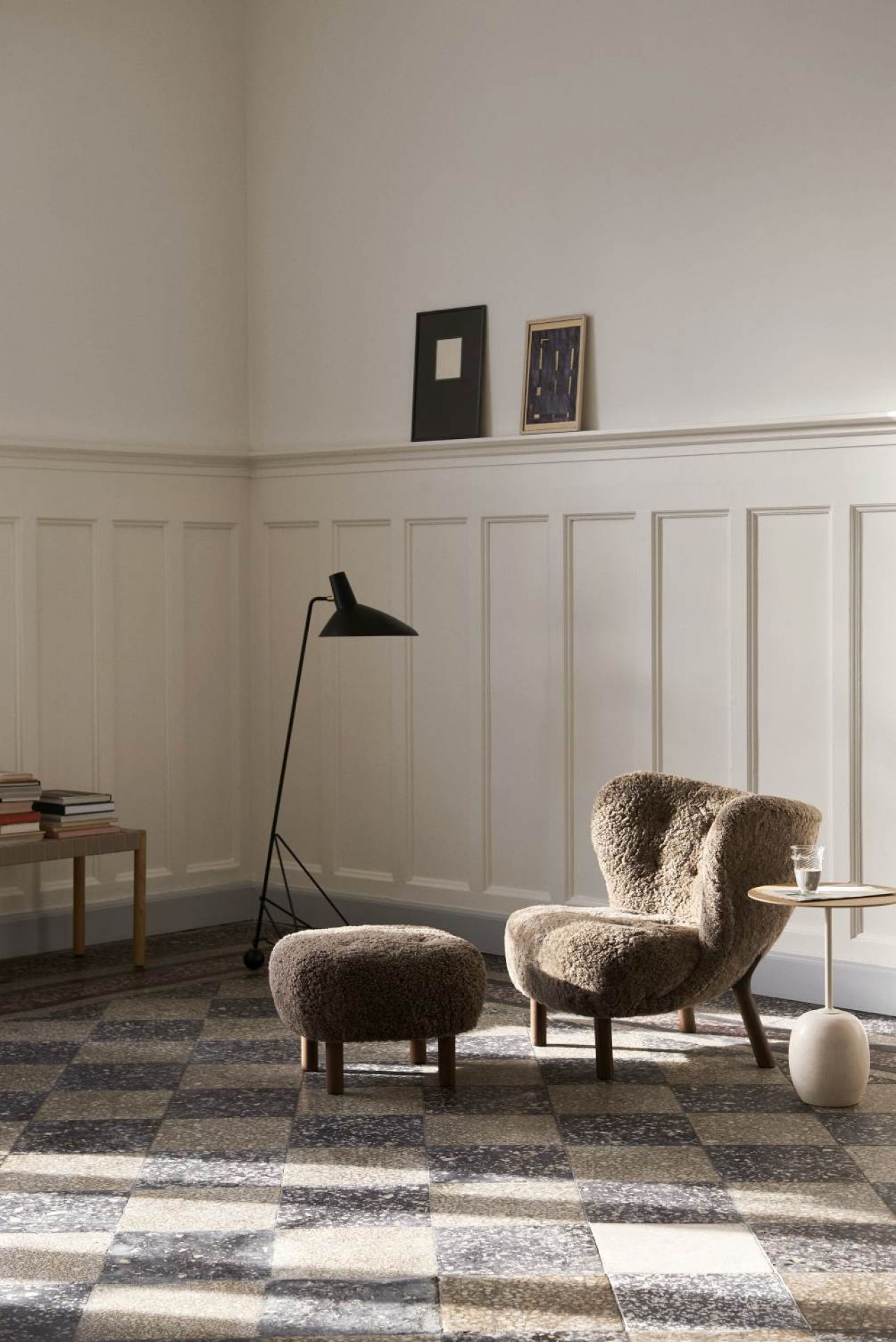 AndTradition Lato Beistelltisch LN8/LN9 Nussbaum Marmor Emparador neben Sessel und Hocker im Wohnzimmer.