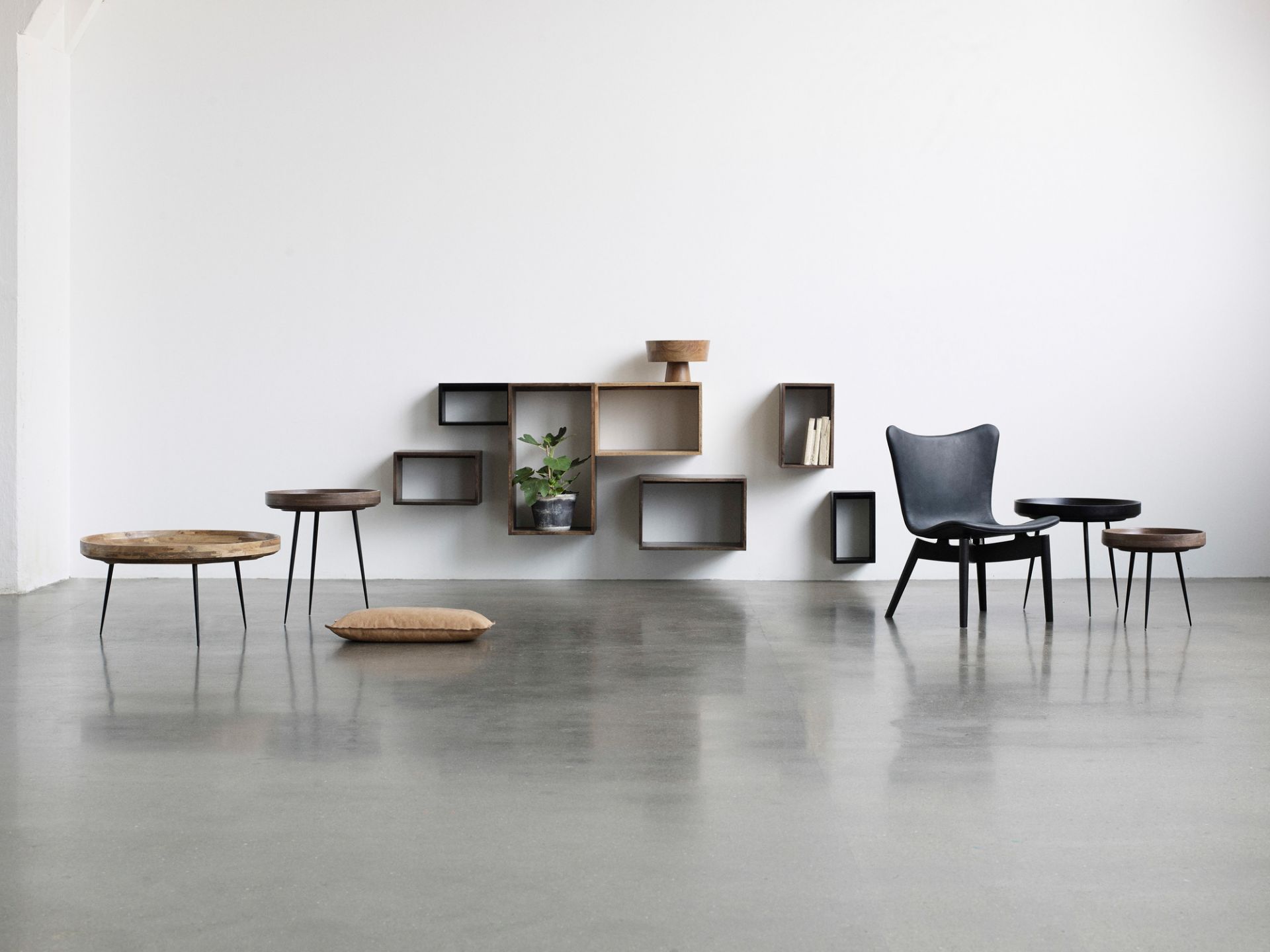 Bowl Table Medium Mater aus Holz mit schwarzen Metallbeinen in minimalistischem Interieur.