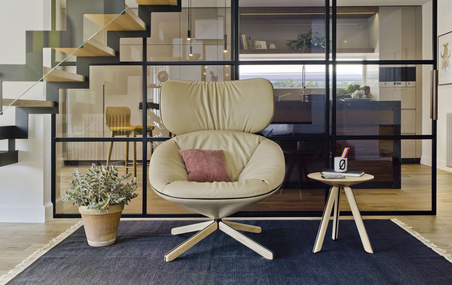 Beiger Tortuga Lounge Sessel von Sancal mit Drehfuß und Kissen in modernem Wohnzimmer.