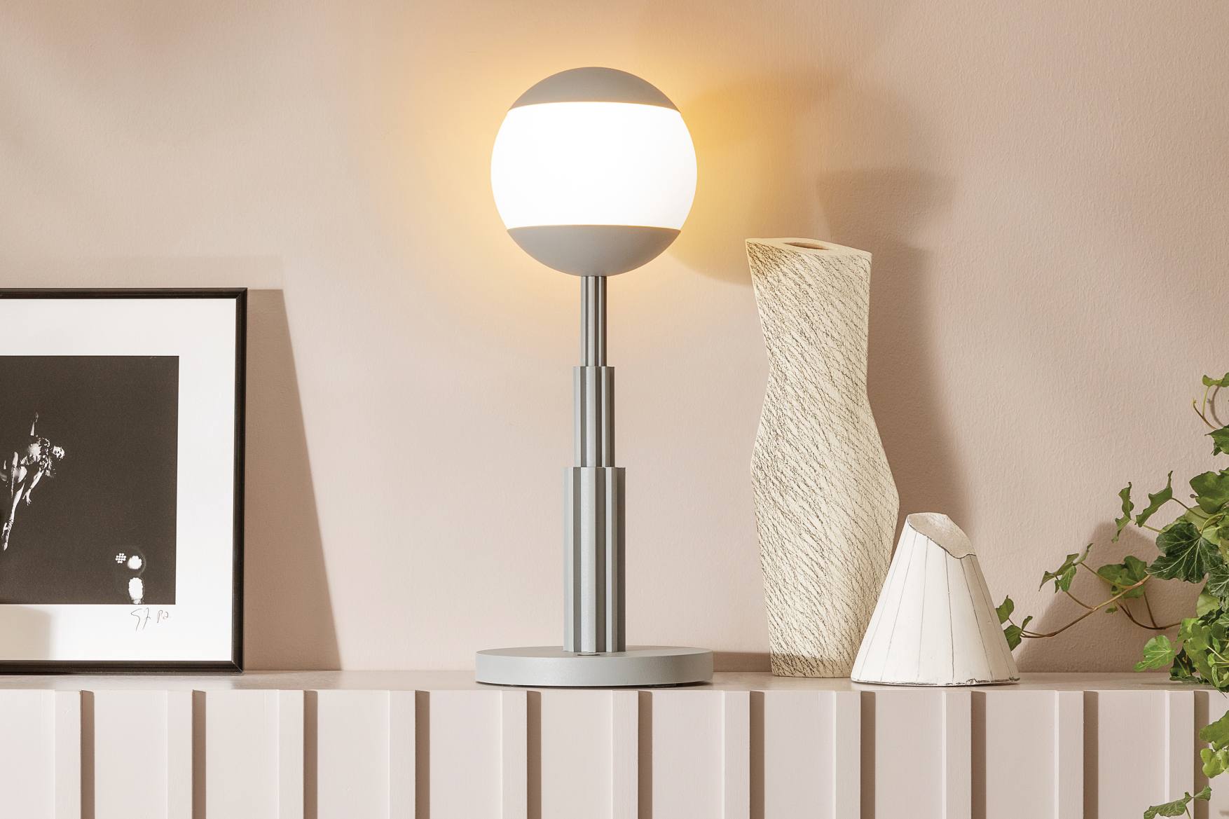 Graue Alessi AR04 Akku-Tischleuchte: Moderne, dimmbare Lampe für Wohnzimmer und Schlafzimmer.