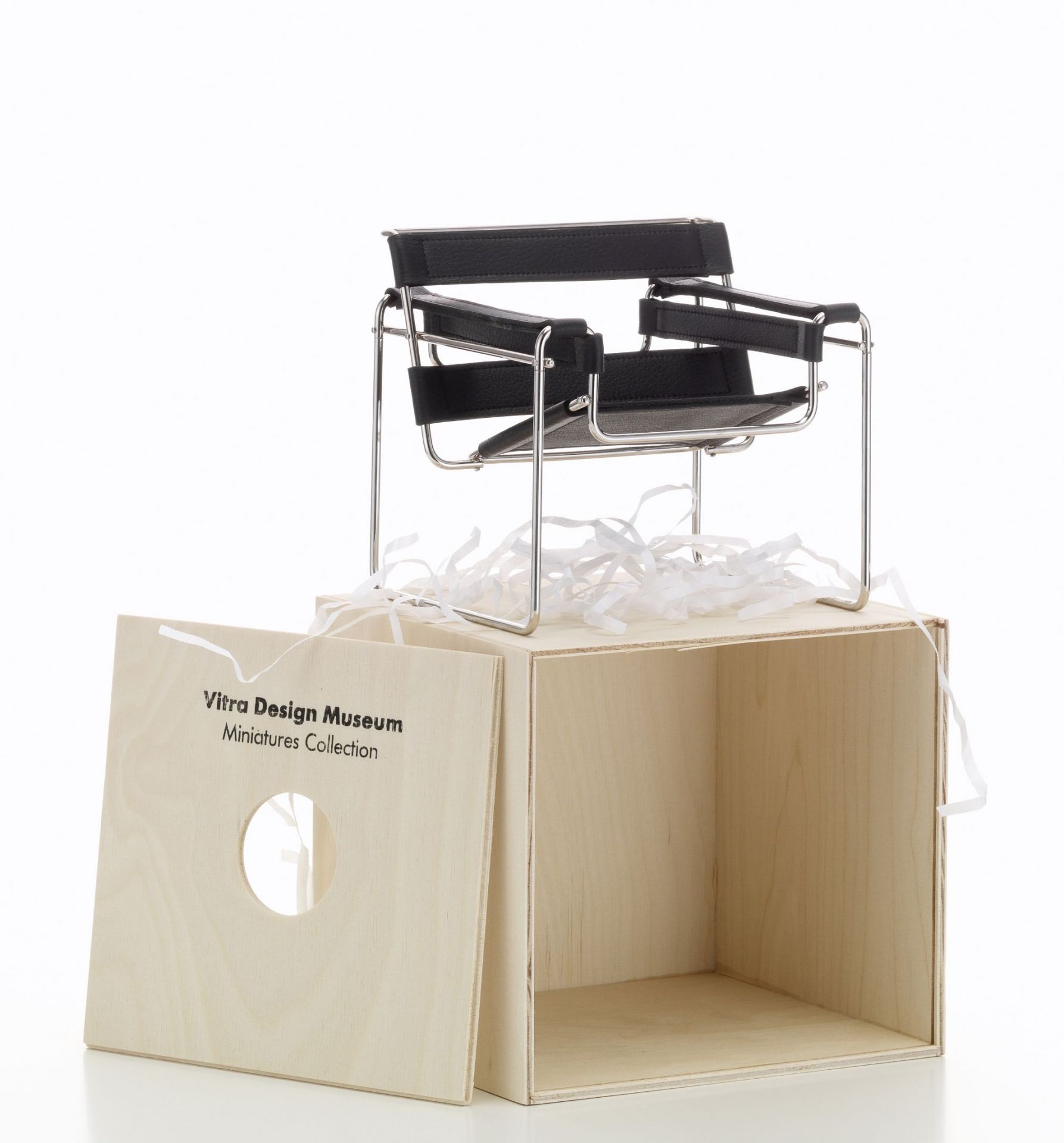 Vitra B3 Wassily Stuhl Miniatur auf Holzkiste, Designklassiker als Sammlerstück.
