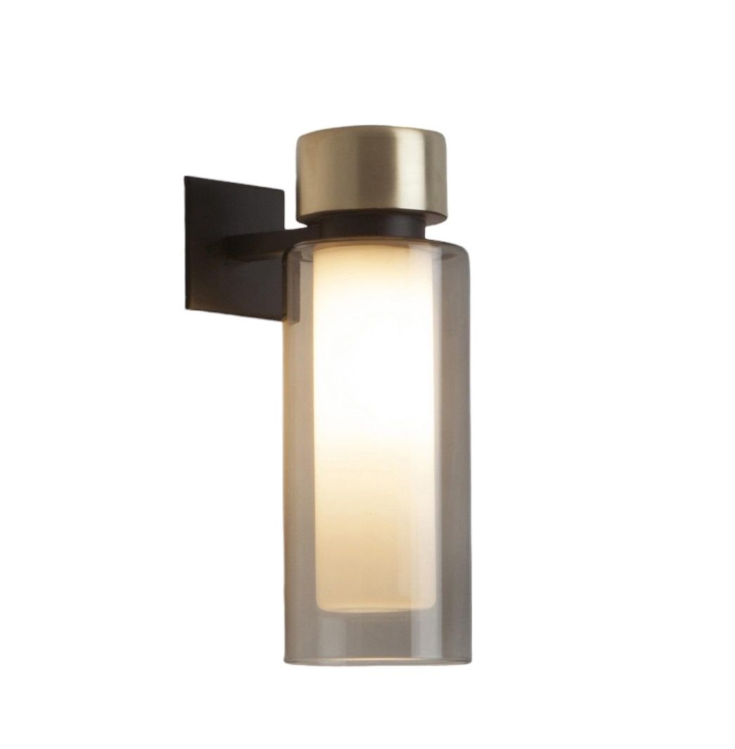 Tooy Osman Wandleuchte mit Glaszylinder und Messingdetails, moderne Innenbeleuchtung für Wandmontage.