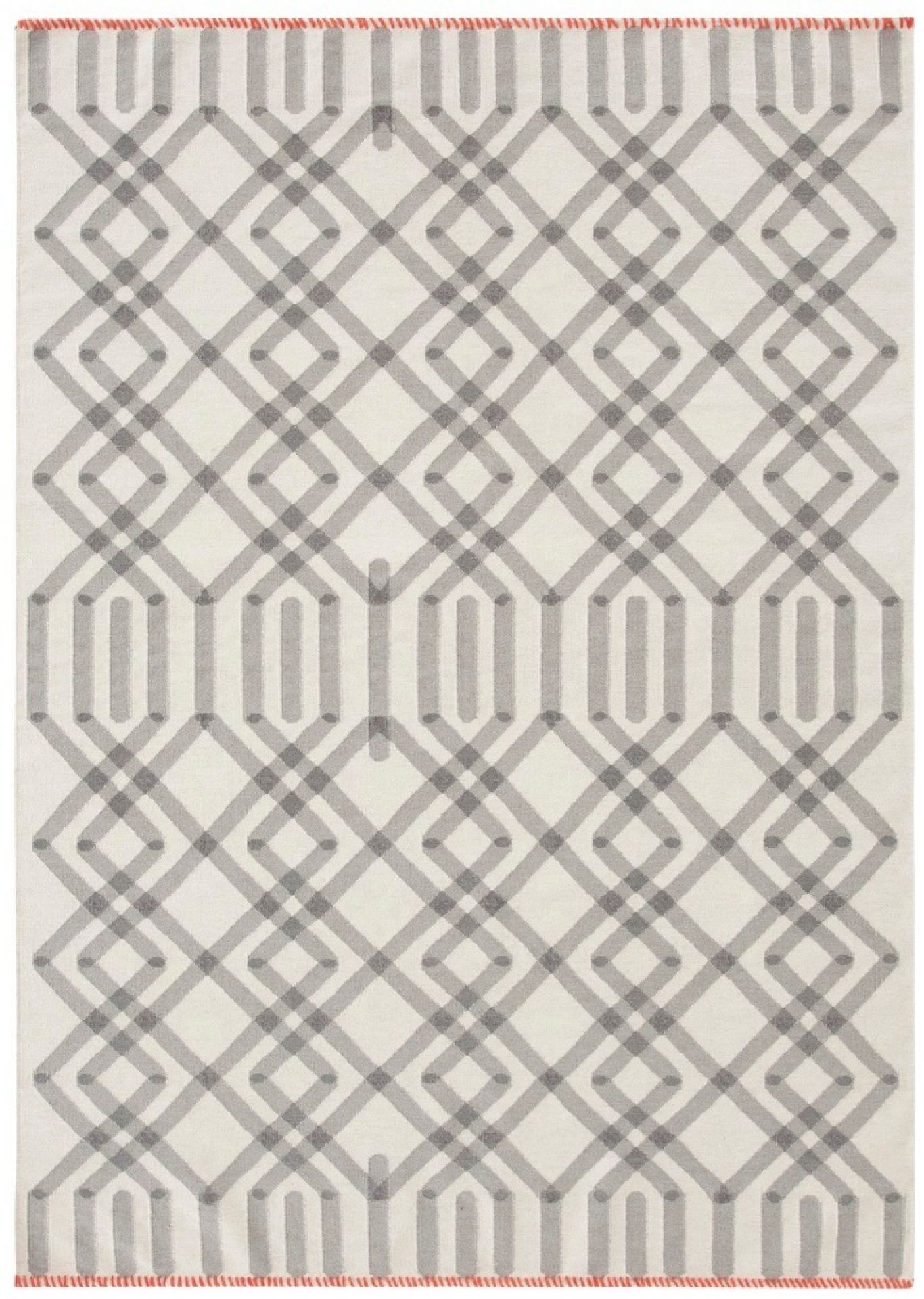 Kilim Duna Teppich mit geometrischem Muster in Grau auf hellem Grund, Größe 200x300.