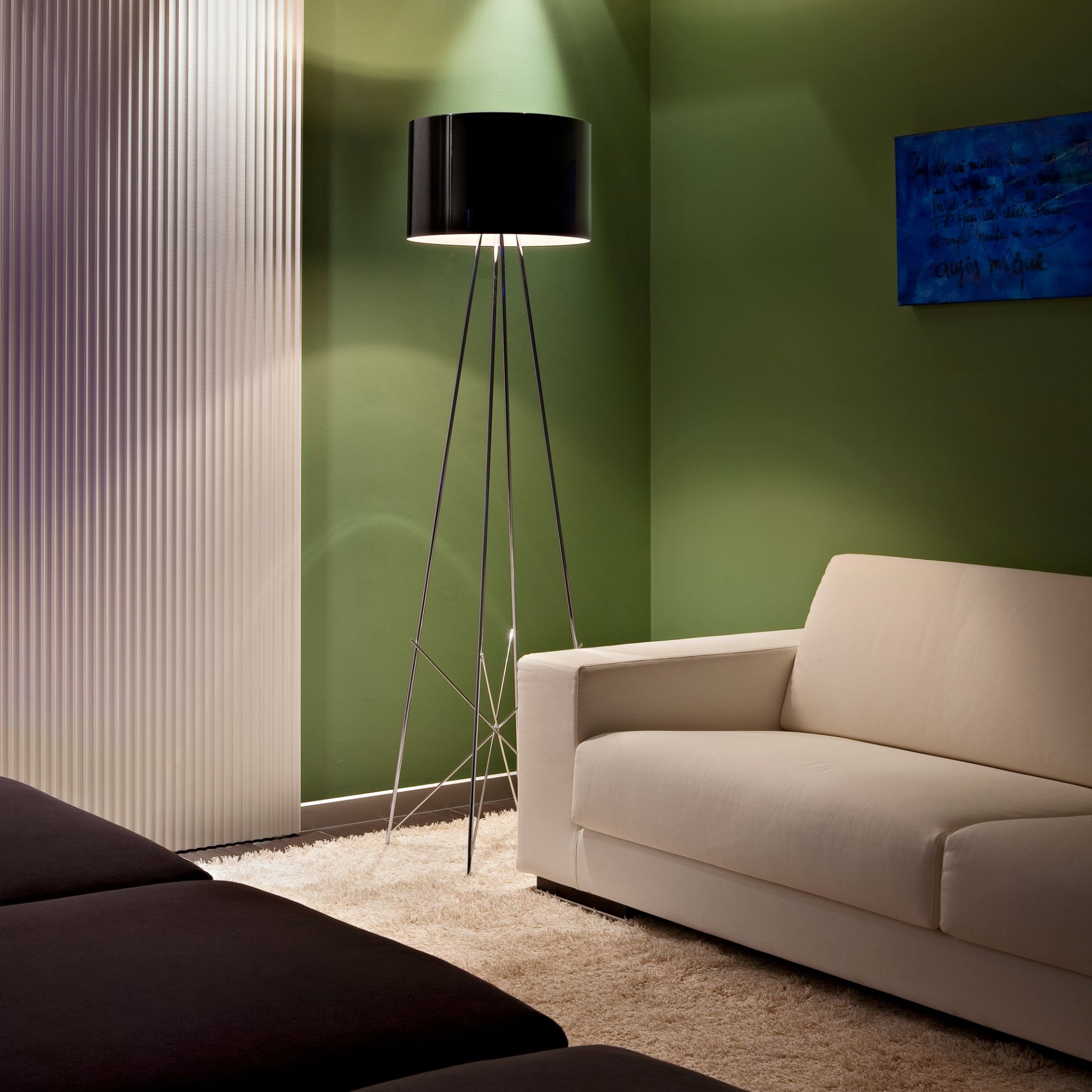 Moderne Ray Stehleuchte von Flos mit schwarzem Lampenschirm und filigranem Metallfuß im Wohnzimmer.