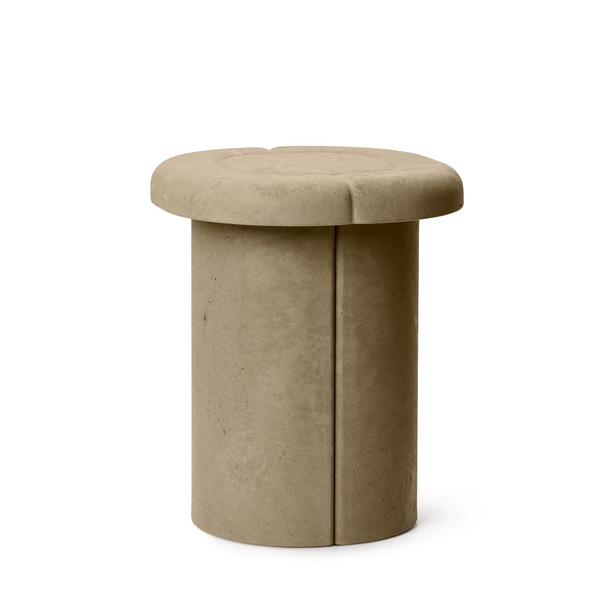 Freistehender Alder Stool Hocker von Mater, geeignet für Innen- und Außenbereiche.