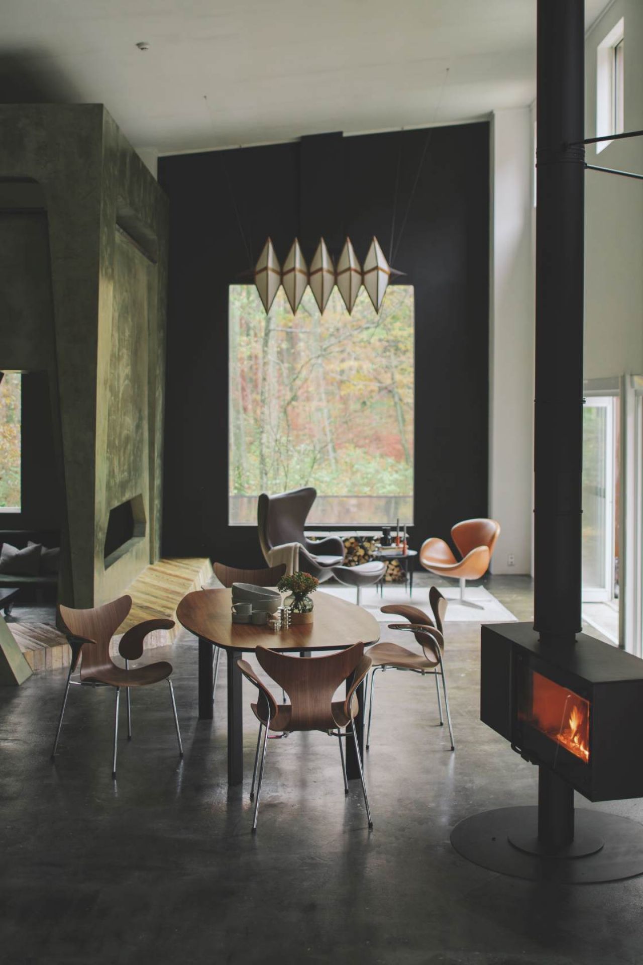 Esszimmer mit vier Fritz Hansen Lily Armlehnstühlen aus Holz und Stahl. Designklassiker.