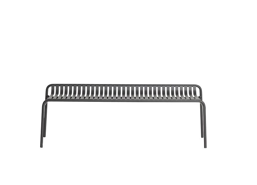 Blaue Petite Friture Week-End Gartenbank aus Metall mit Lattenrost und minimalistischem Design für den Außenbereich.