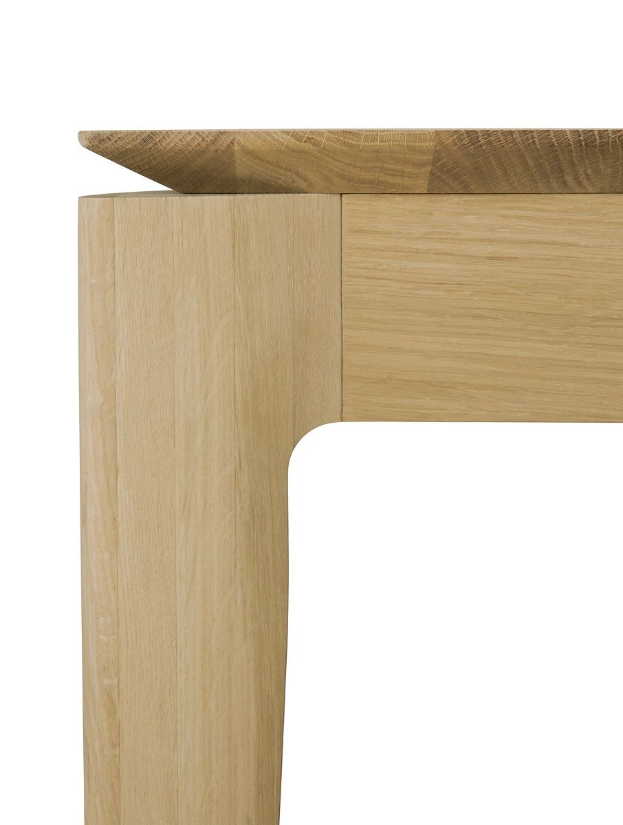 Detailansicht: Ethnicraft Bok Tisch, quadratischer Esstisch aus Eiche, Tischbein und Tischplatte.