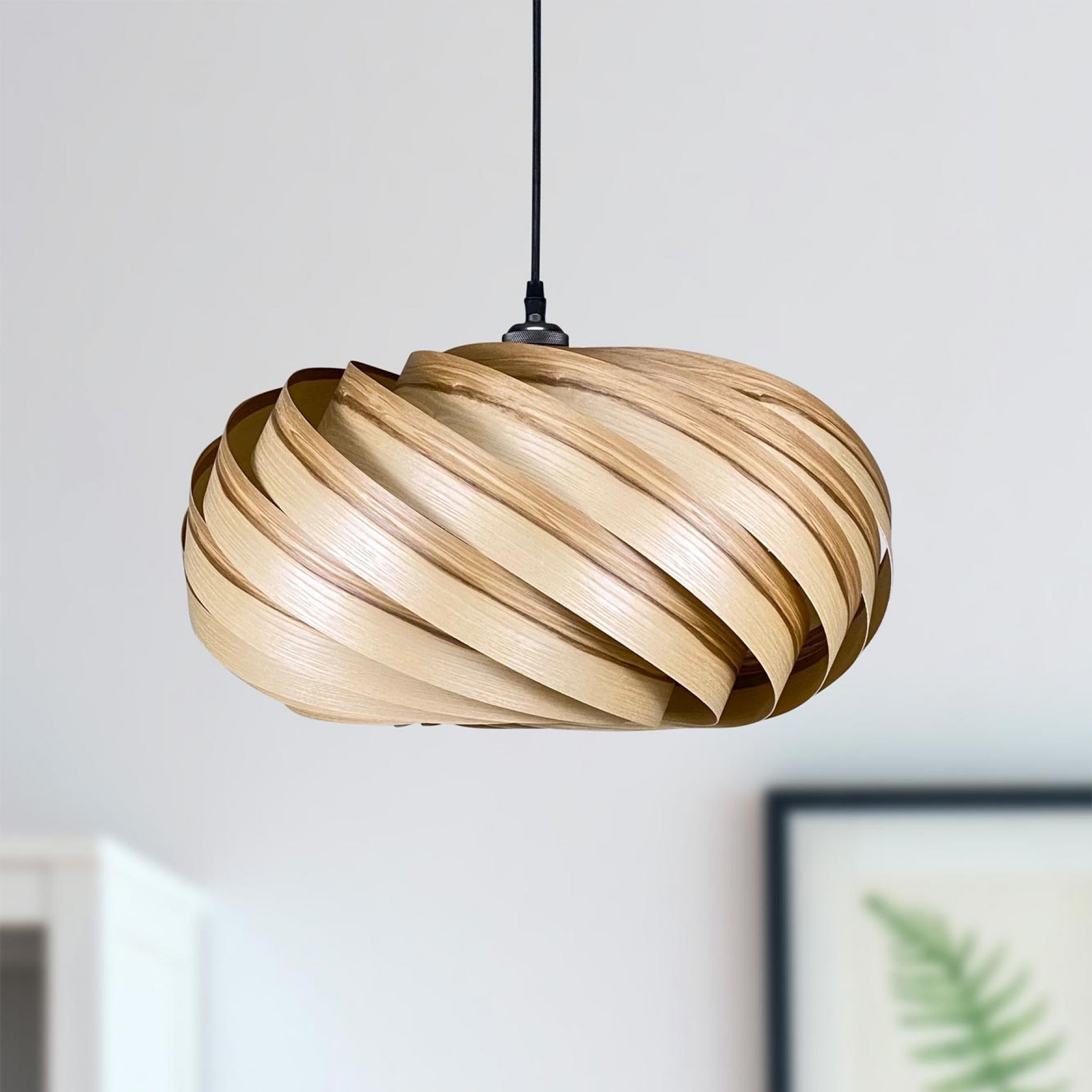 Quiescenta Hängeleuchte aus Olivesche mit spiralförmigem Design für moderne Innenräume. Holzlampe für Wohnzimmer.