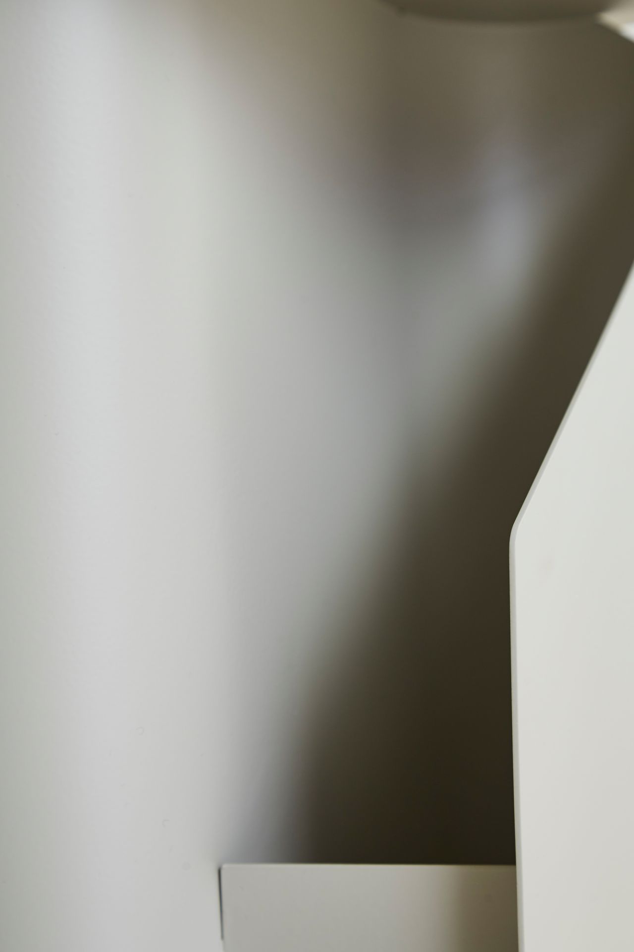 Detailaufnahme: Sentrum Beistelltisch in warmem Grau von Woud, modernes Design für Wohnzimmer und Schlafzimmer.