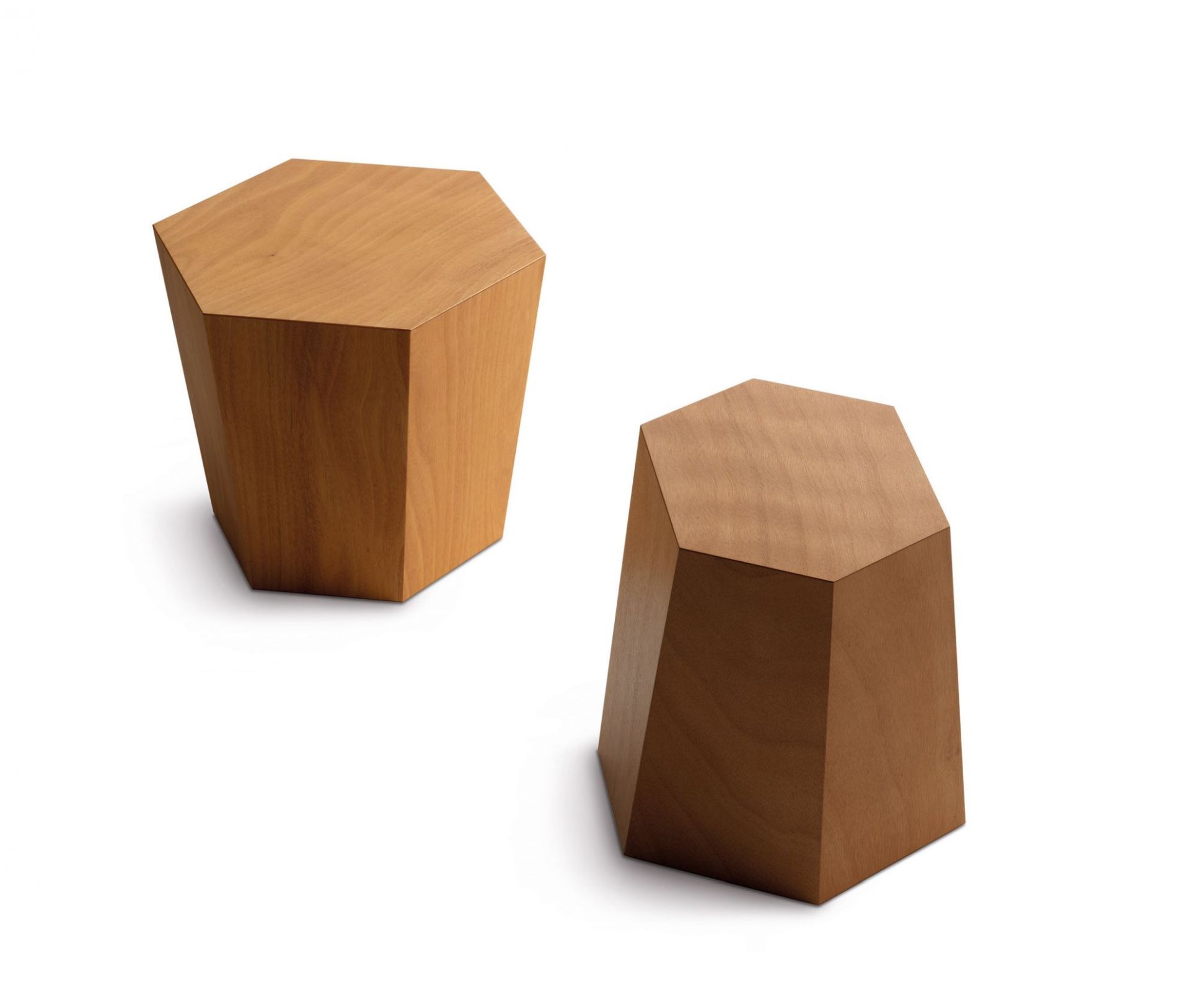 Zwei sechseckige Hocker aus hellem Holz, Casamania Horm Design, moderne Sitzmöbel.