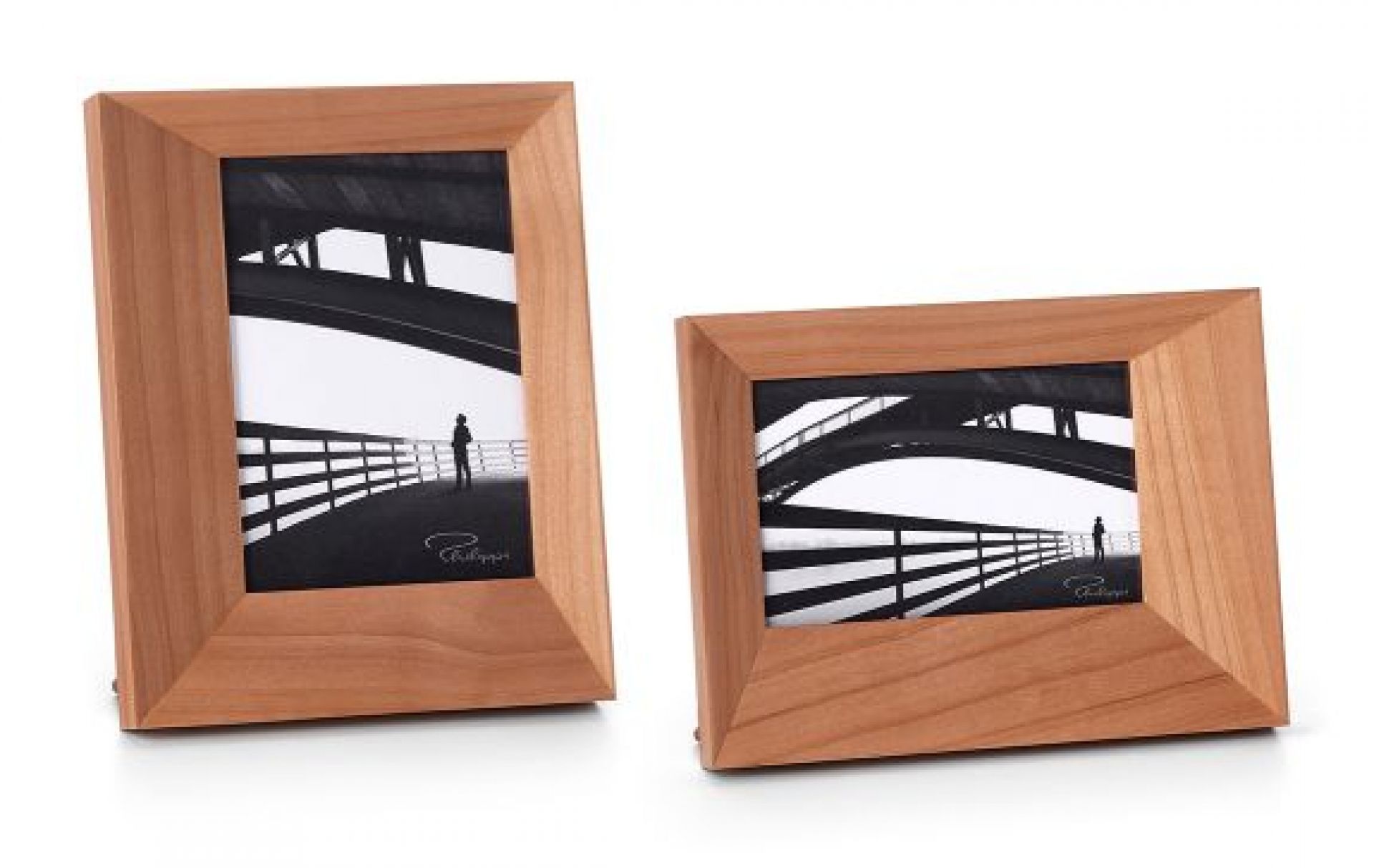 Zwei Holzbilderrahmen von Philippi, Format 10x15 cm, mit Schwarz-Weiß-Fotografien. Dekorative Fotorahmen für Tisch oder Regal.
