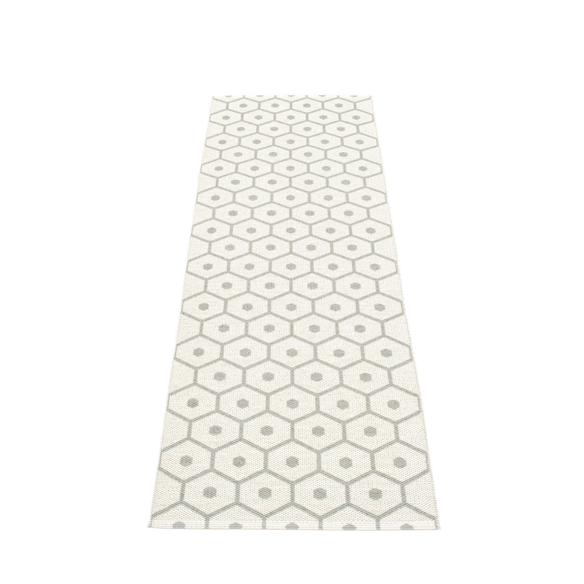 Honey Kunststoffteppich von Pappelina in Warm Grau-Vanille mit geometrischem Muster, ideal für Küche und Flur.