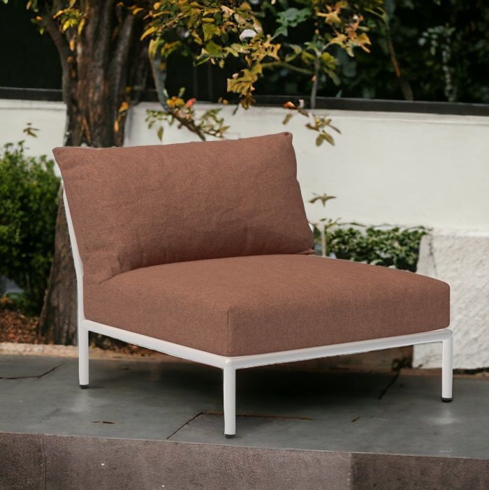 Houe Level 2 Lounge Chair Outdoor Sessel mit braunen Kissen und weißem Rahmen. Gartenmöbel.