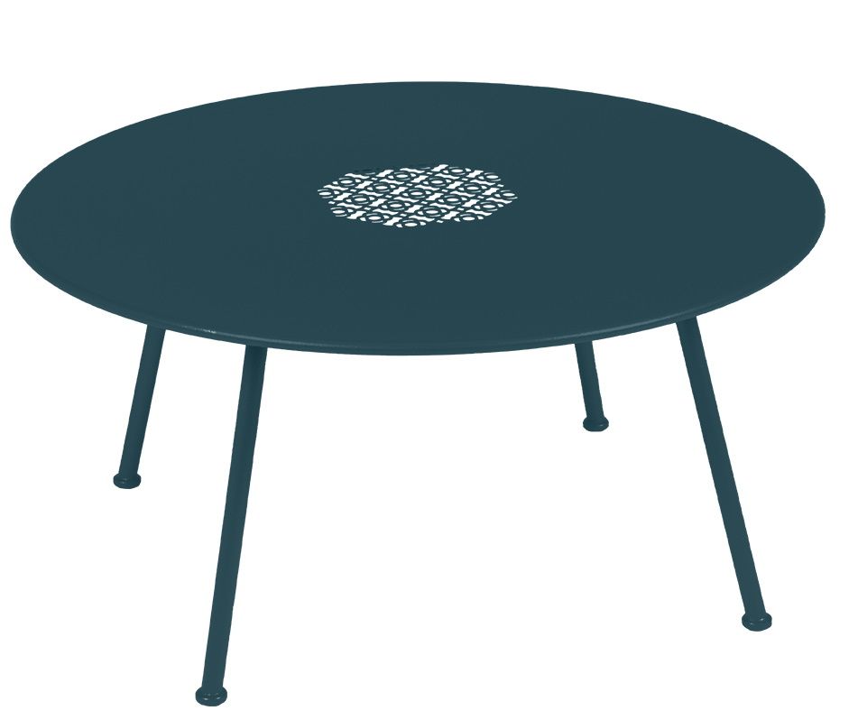 Blauer, runder Fermob Lorette Beistelltisch für den Garten oder die Terrasse, Durchmesser 80 cm.