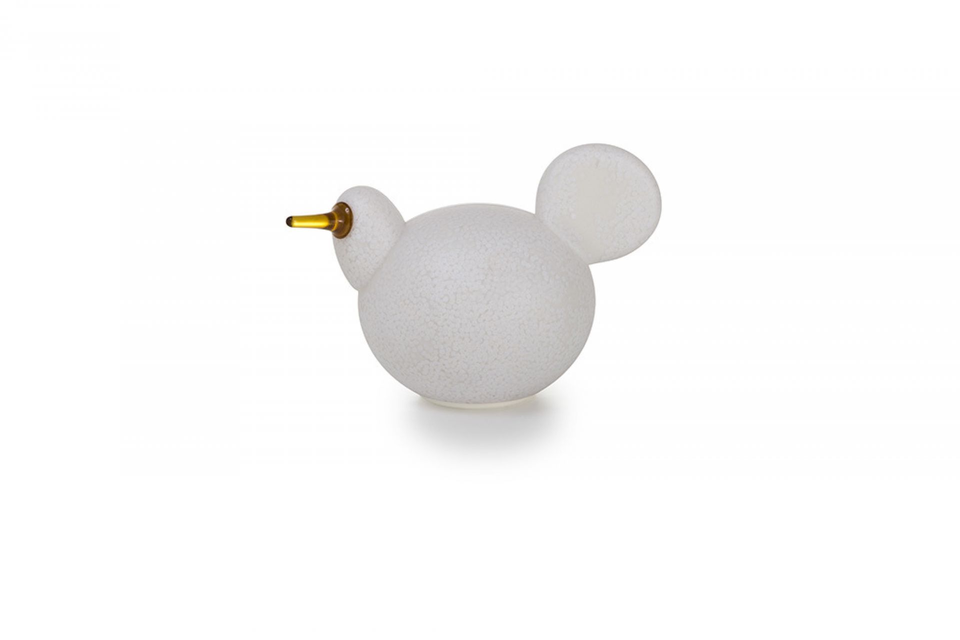 Weiße Linnut Siiri Tischleuchte von Magis in Vogelform mit gelbem Schnabel auf weißem Hintergrund.