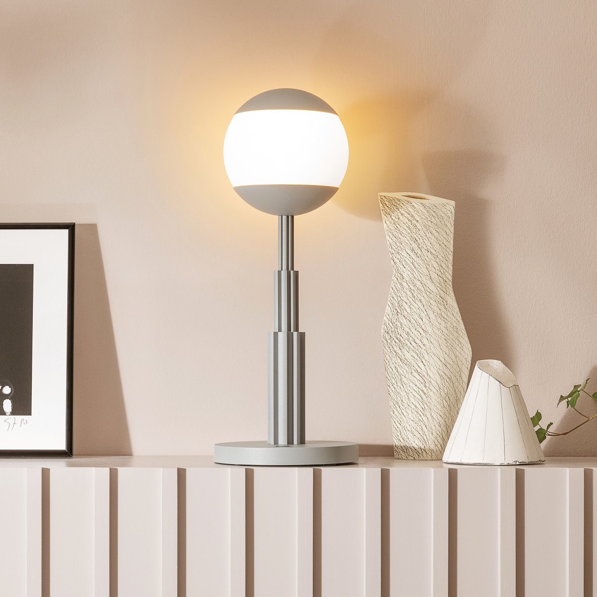 Graue AR04 Akku-Tischleuchte von Alessi, modernes Design, kabellos, für stimmungsvolle Beleuchtung im Innenbereich.