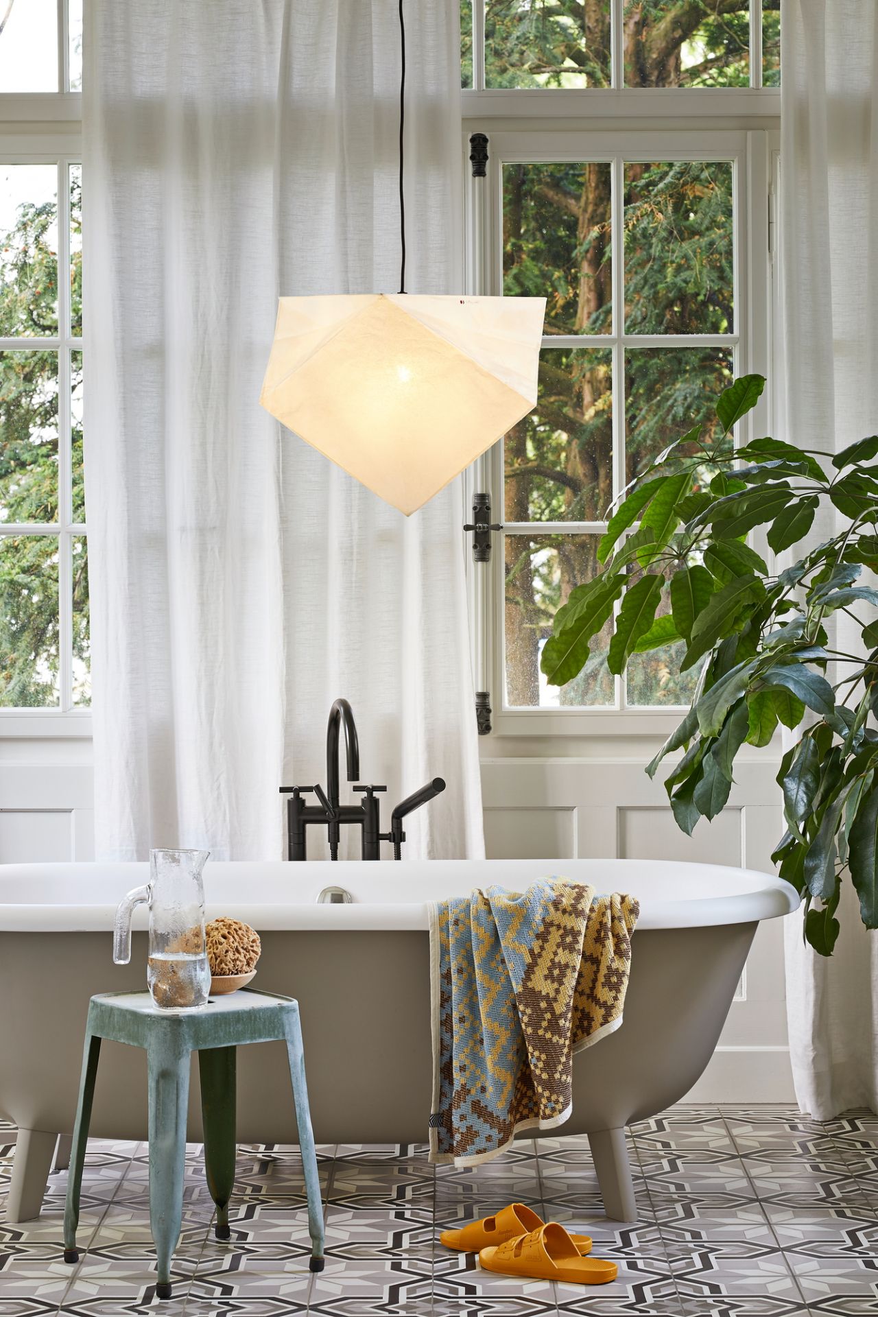 Akari YP1 Pendelleuchte über Badewanne. Japanische Papierlampe für sanftes Licht im Badezimmer.