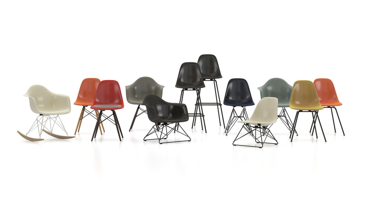 Vielfalt an Eames Plastic Armchair DAR Stühlen von Vitra in verschiedenen Farben und Gestellen.