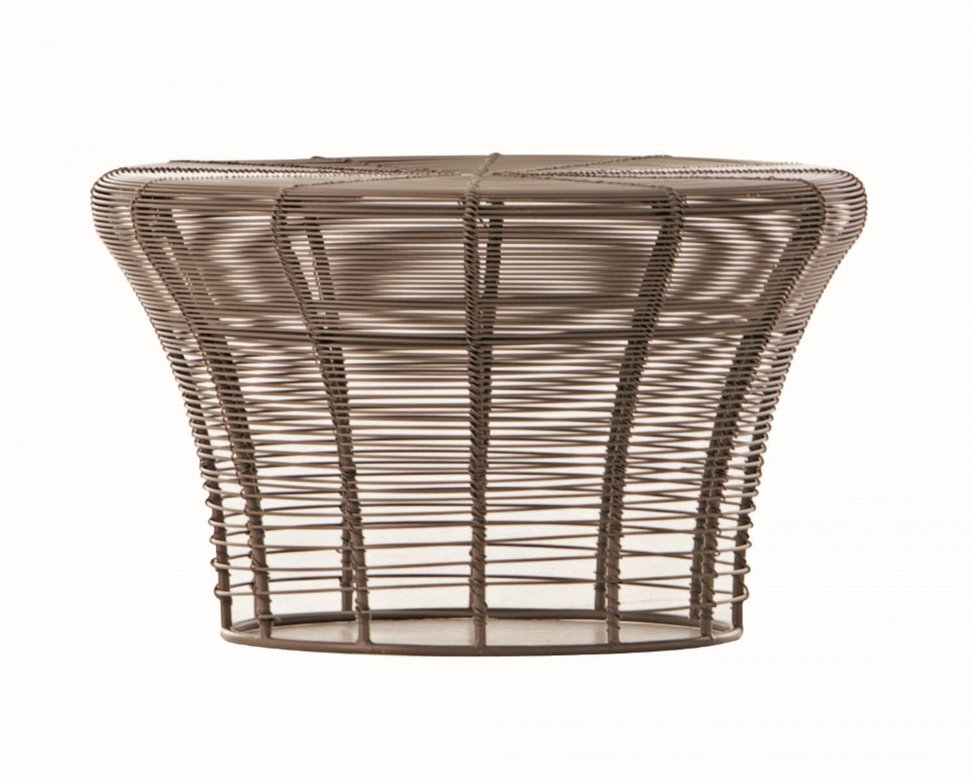 Bronzefarbener Aram Tisch von GAN, gefertigt aus filigranem Metalldraht, moderner Beistelltisch für Wohnzimmer und Terrasse.