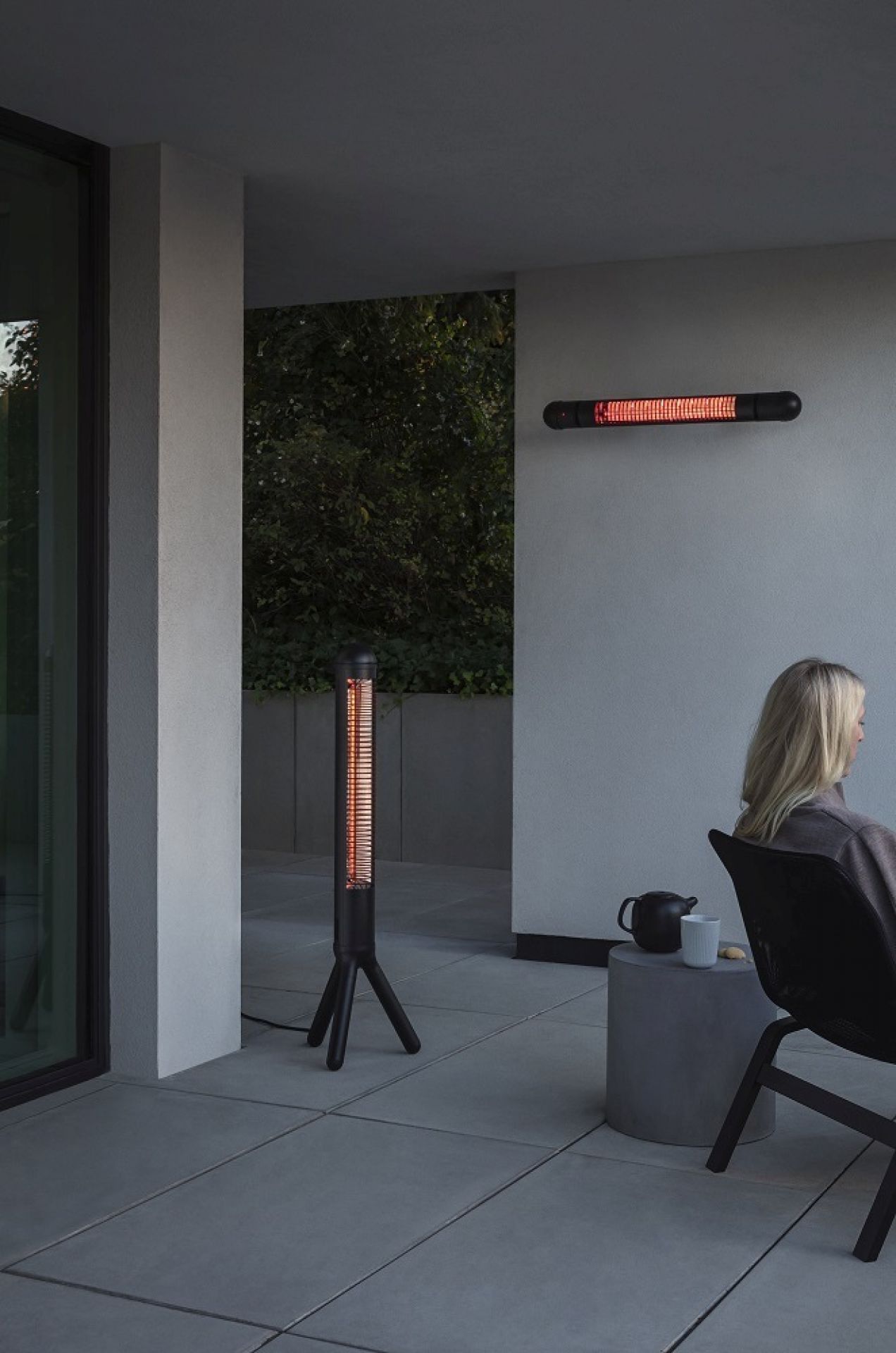 Eva Solo HeatUp Terrassenheizer: Wand- und Standmodell spenden Wärme auf der Terrasse.