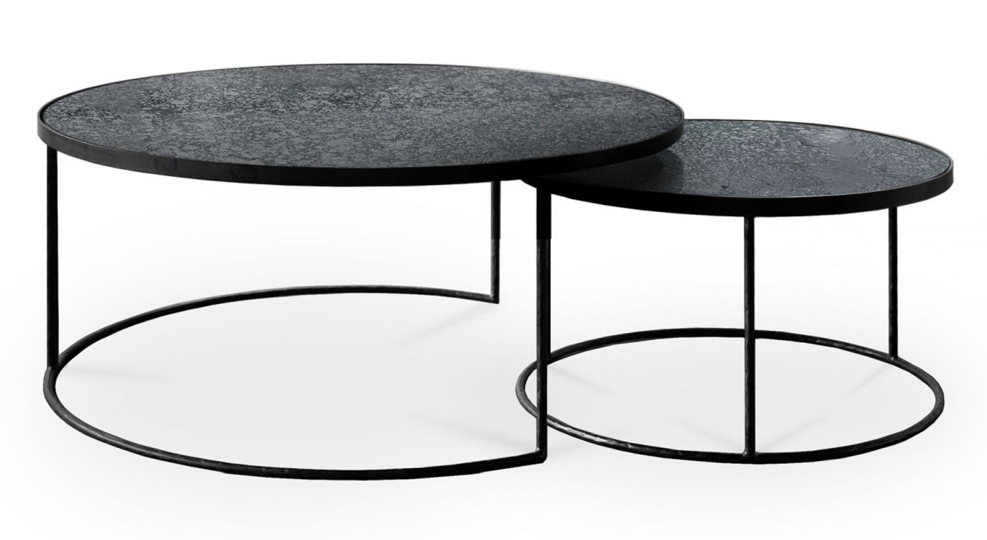 Zwei runde, schwarze Couchtische (Nesting Tische) von Ethnicraft, minimalistisches Design für Wohnzimmer.