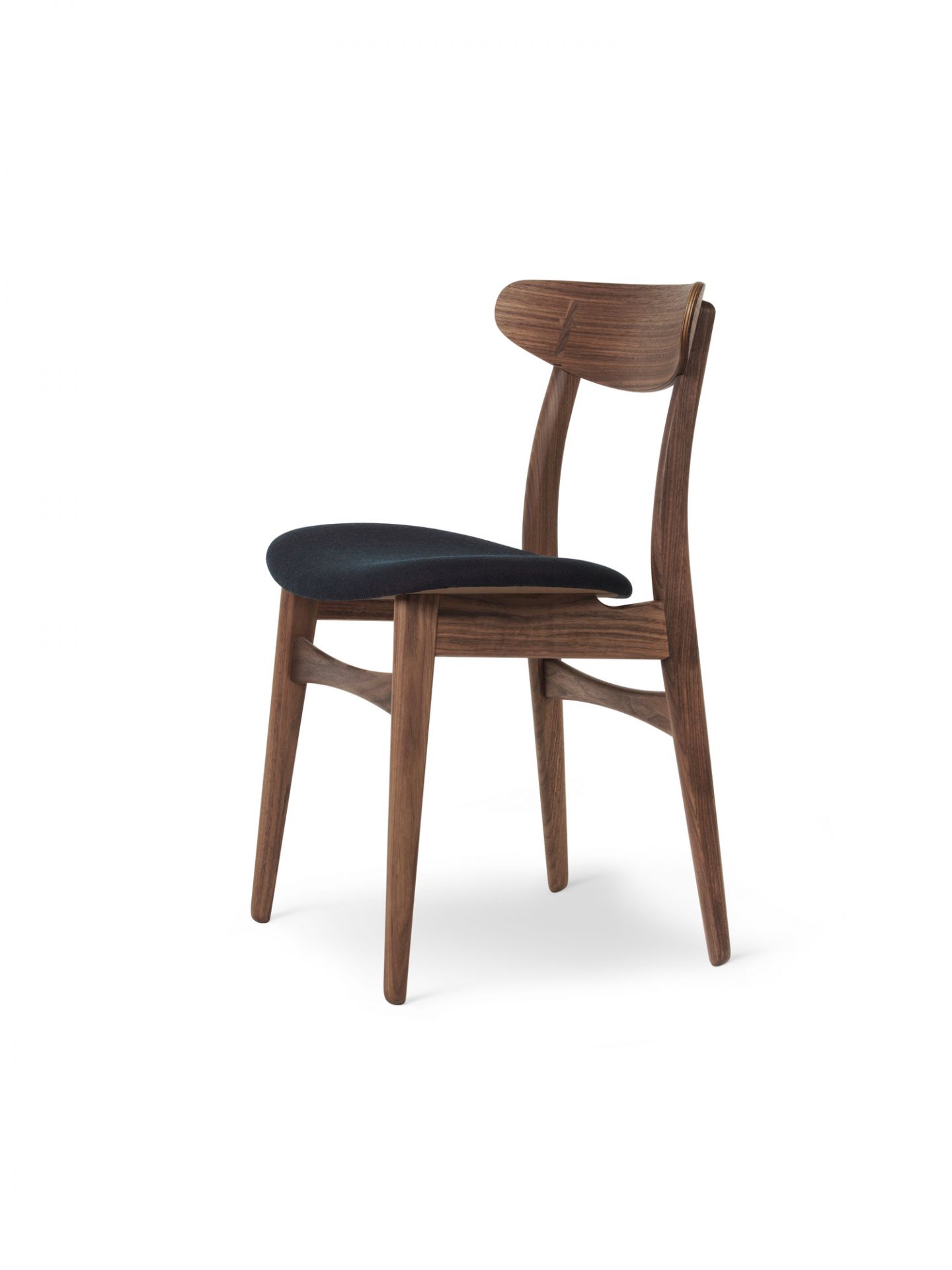 CH30P Stuhl von Carl Hansen & Søn mit Walnussgestell und blauem Fiord Stoffbezug.