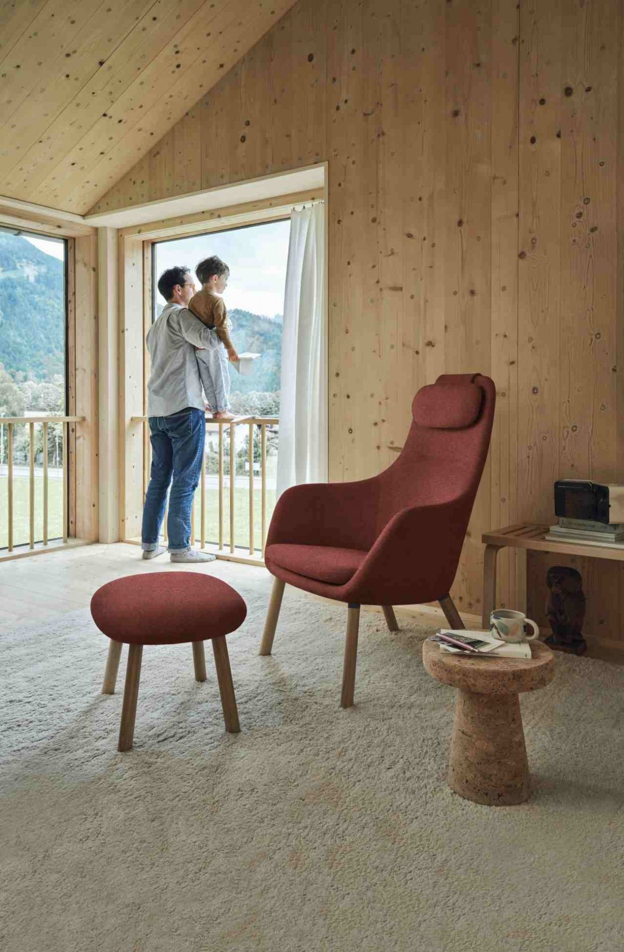 Roter Hal Lounge Chair Sessel mit Ottoman von Vitra in modernem Wohnzimmer.