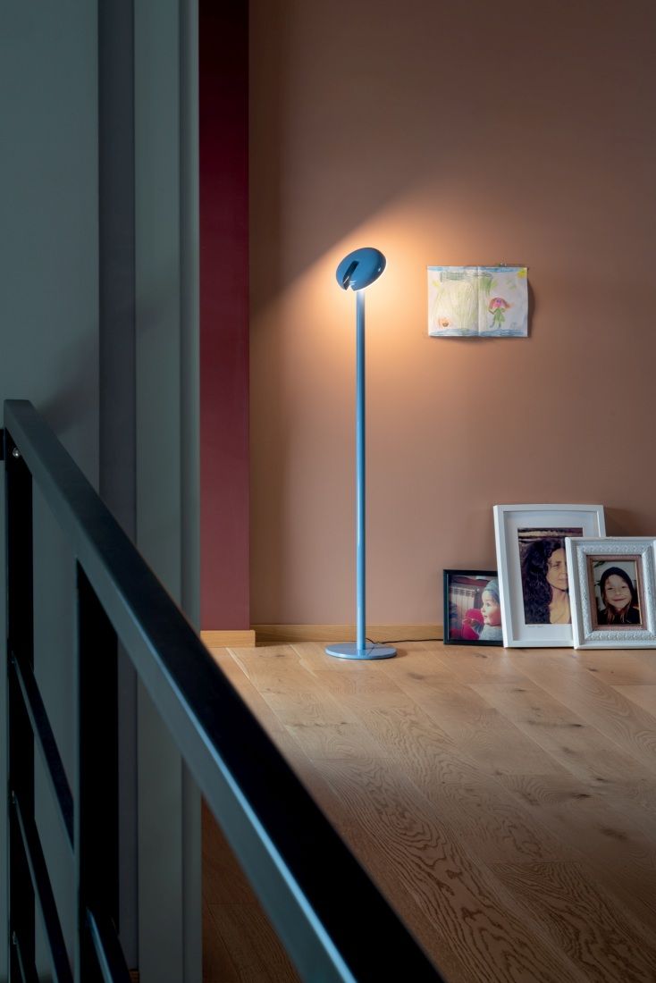 Hellblaue Cabriolette Stehleuchte von Martinelli Luce, modernes Design für Wohnzimmer und Schlafzimmer.