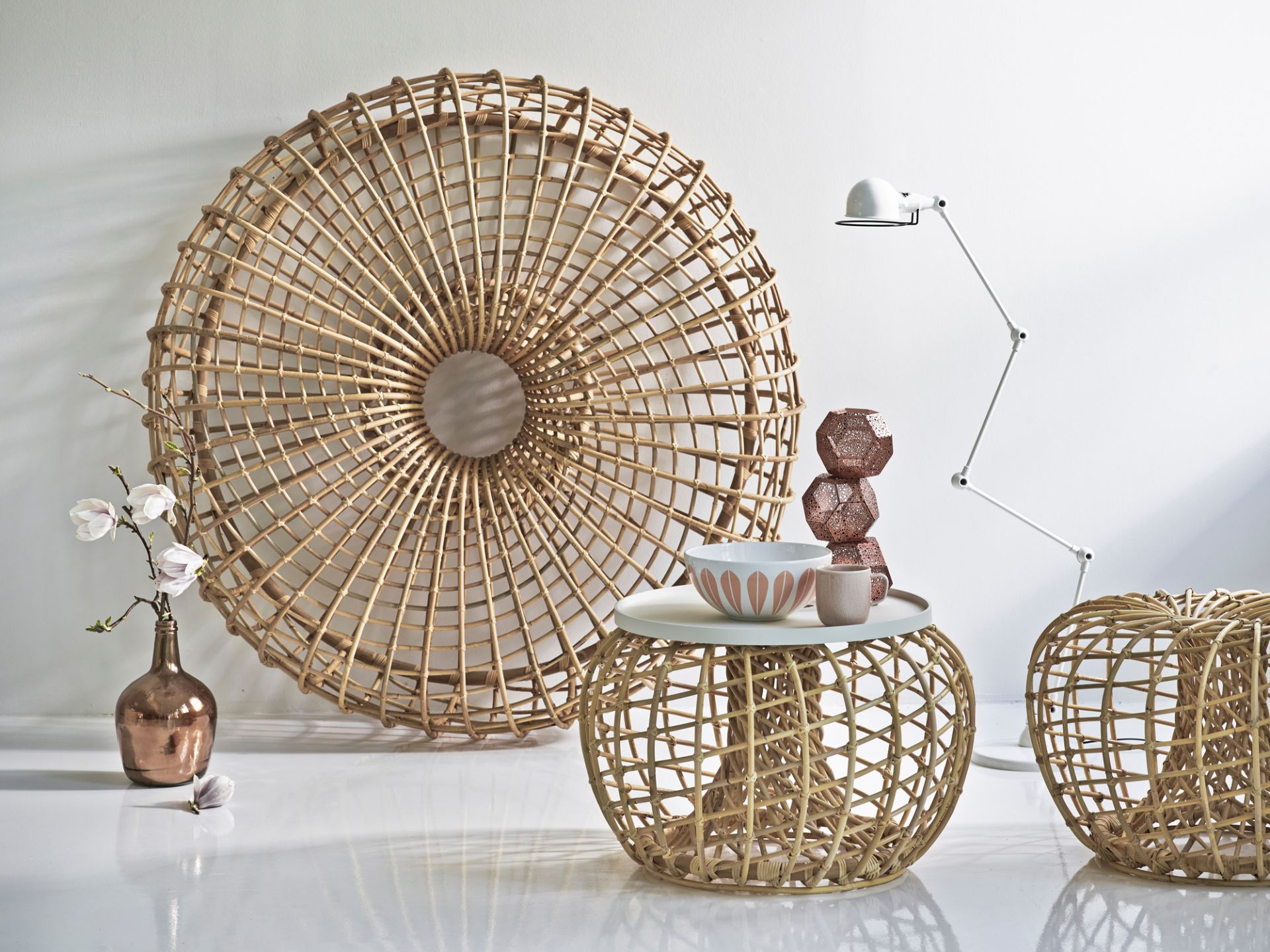 Nest Indoor Hocker von Cane-Line: Großes, rundes Rattanhocker-Design mit Tischplatte und Deko.