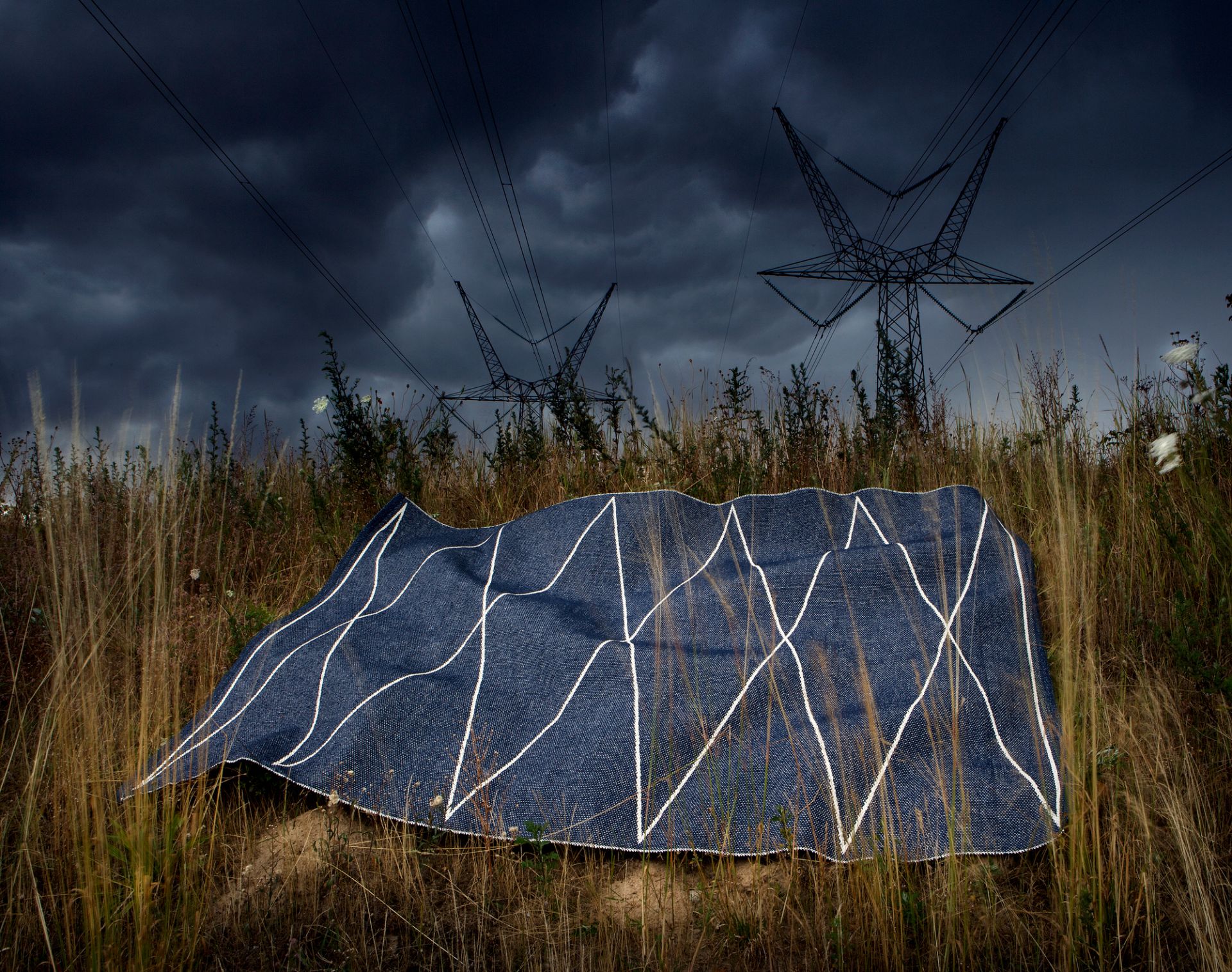 Pappelina Teppich Max, 180x260 cm, blauer Kunststoffteppich mit weißem Muster im Außenbereich.